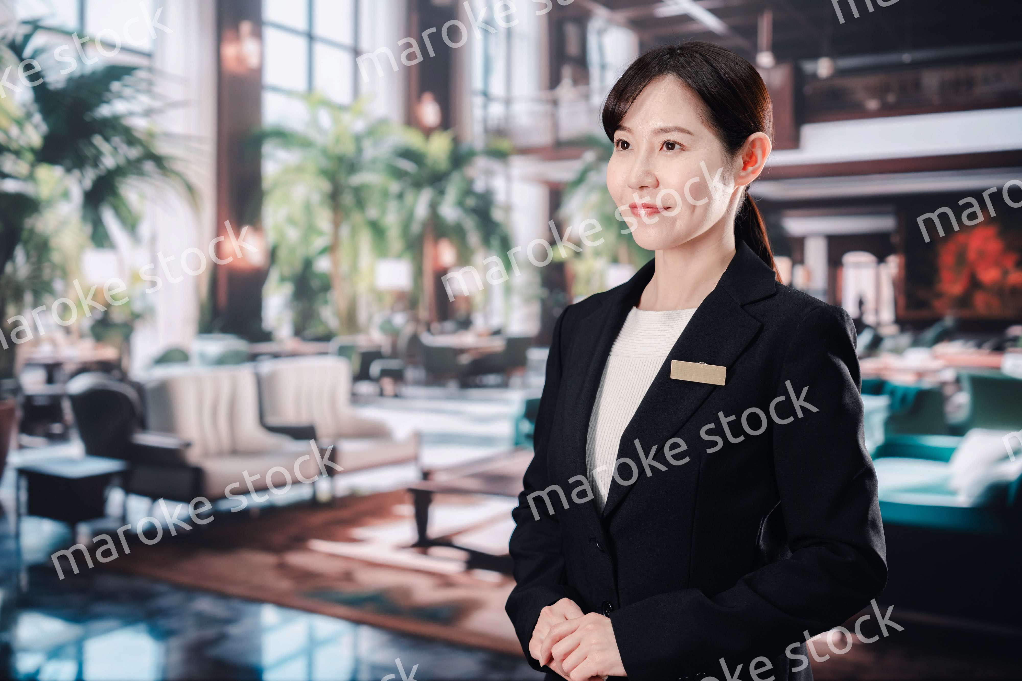 笑顔でお客様を迎えるホテルスタッフの女性