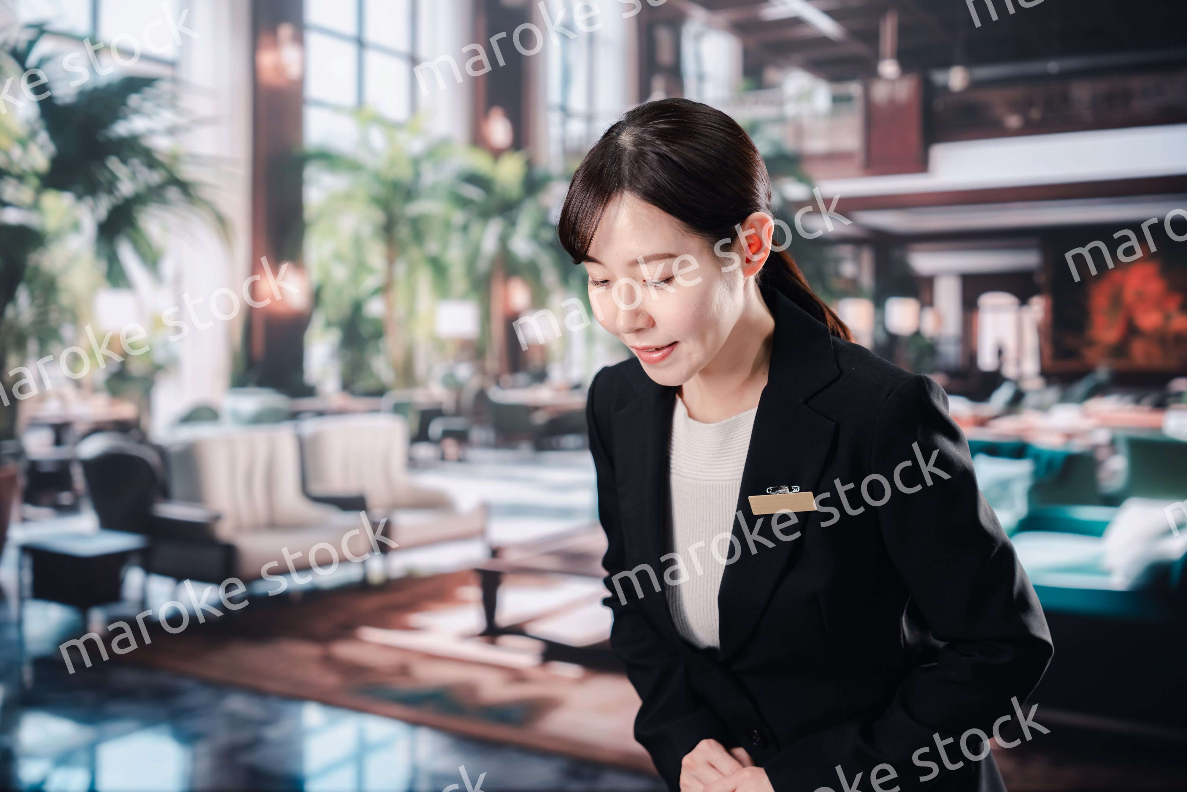 笑顔でお客様を迎えるホテルスタッフの女性