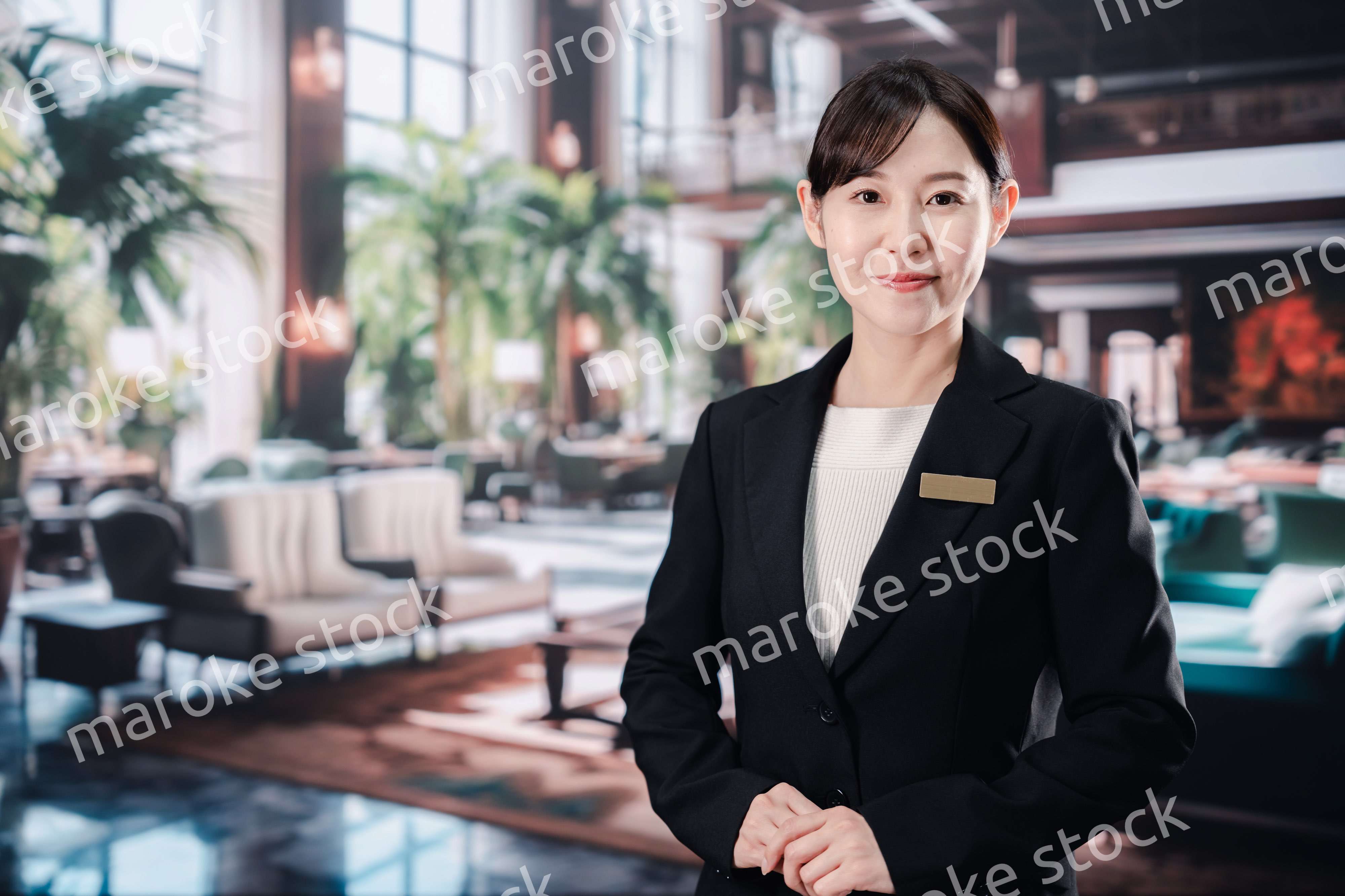 笑顔でお客様を迎えるホテルスタッフの女性