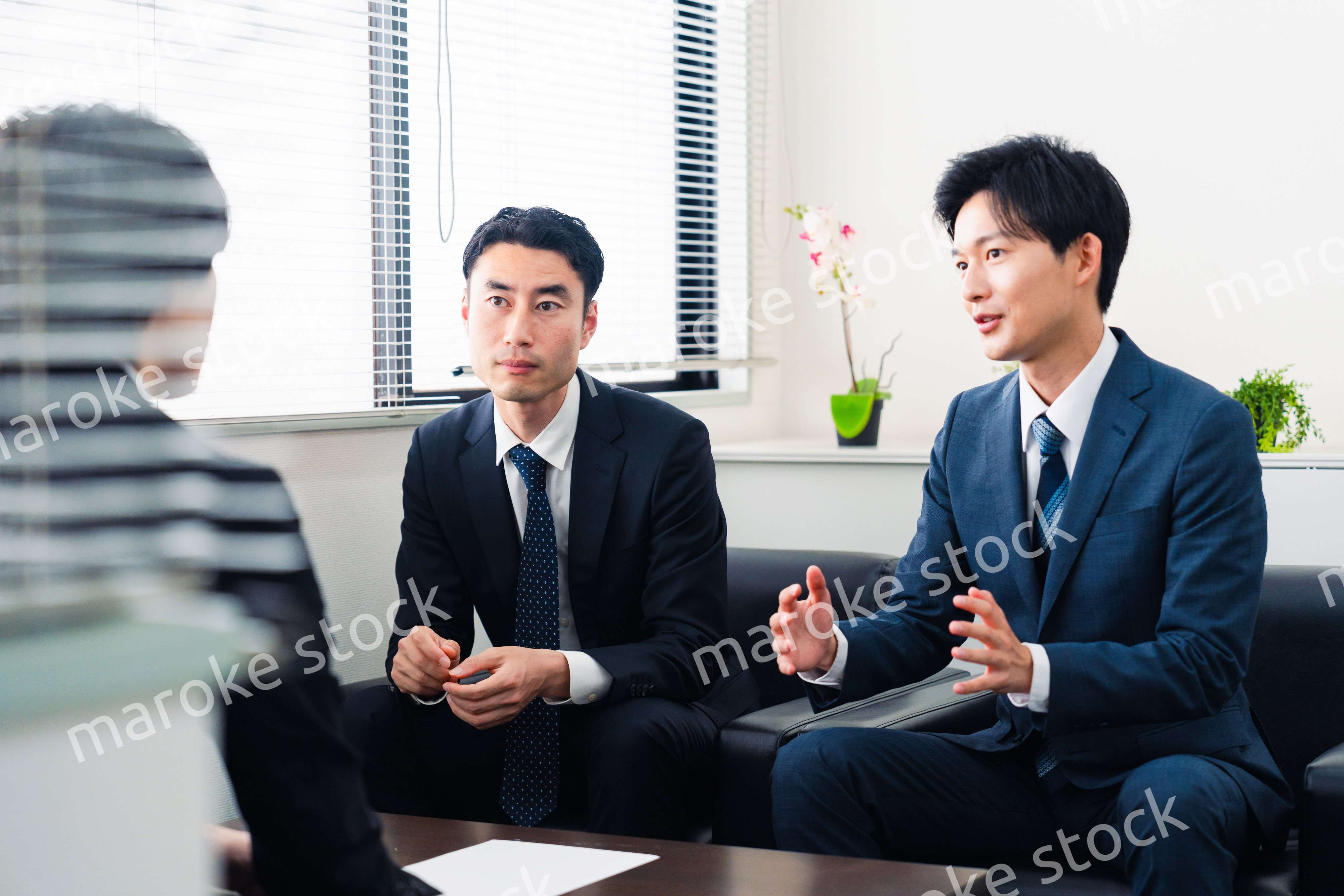 オフィスで商談を進めるビジネスマン