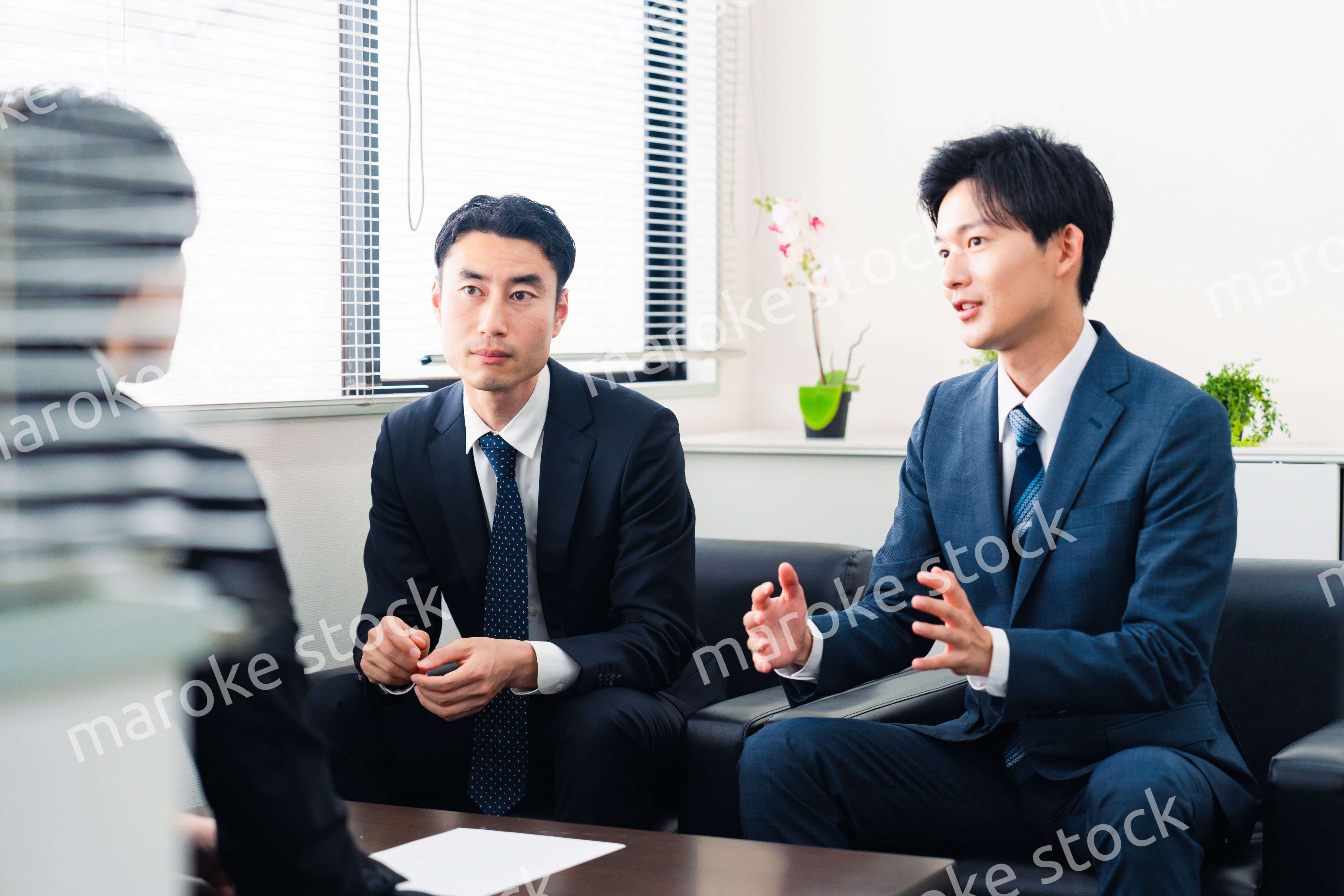 オフィスで商談を進めるビジネスマン