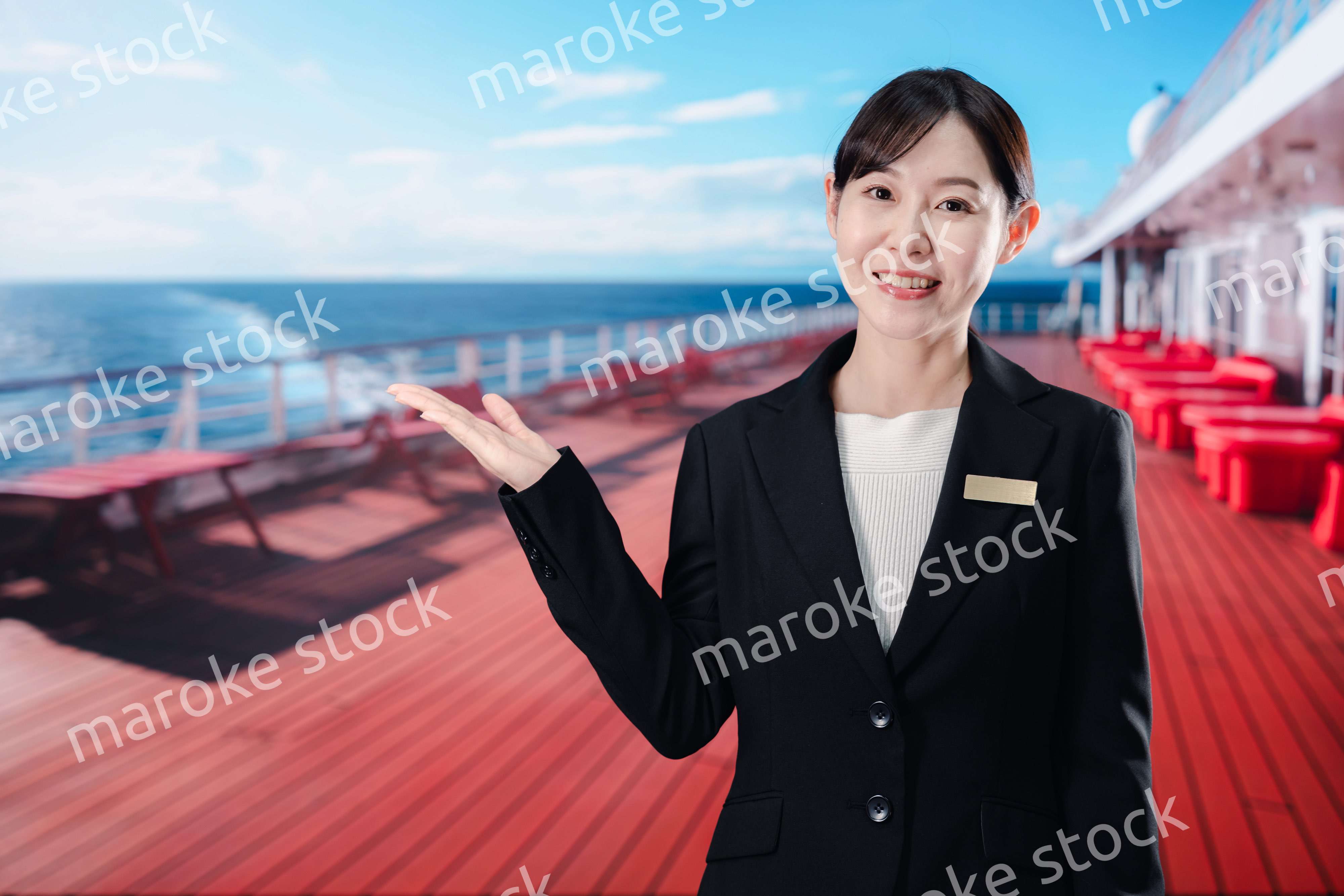 クルーズ船で乗船客を迎える女性船員