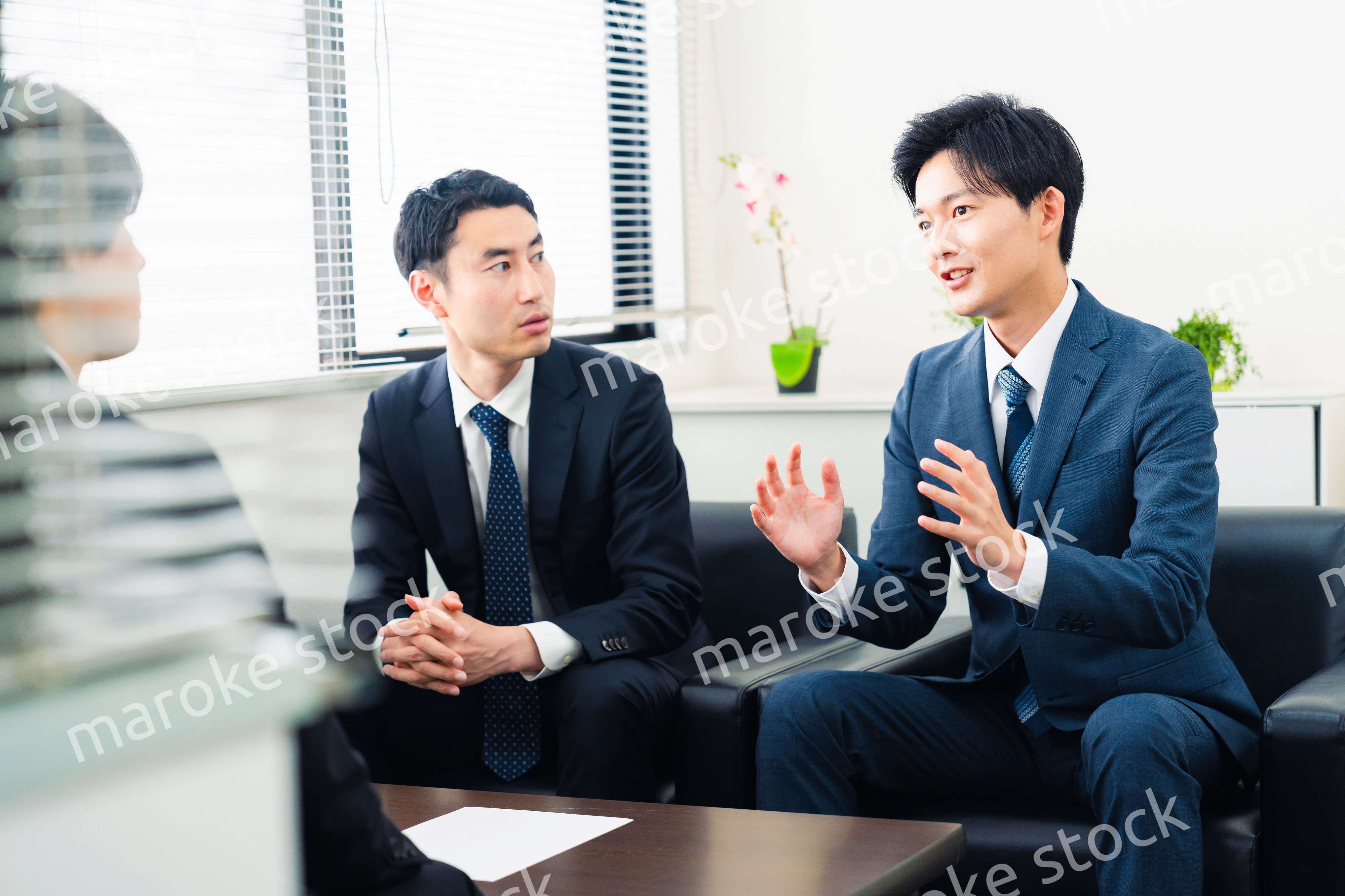 オフィスで商談を進めるビジネスマン
