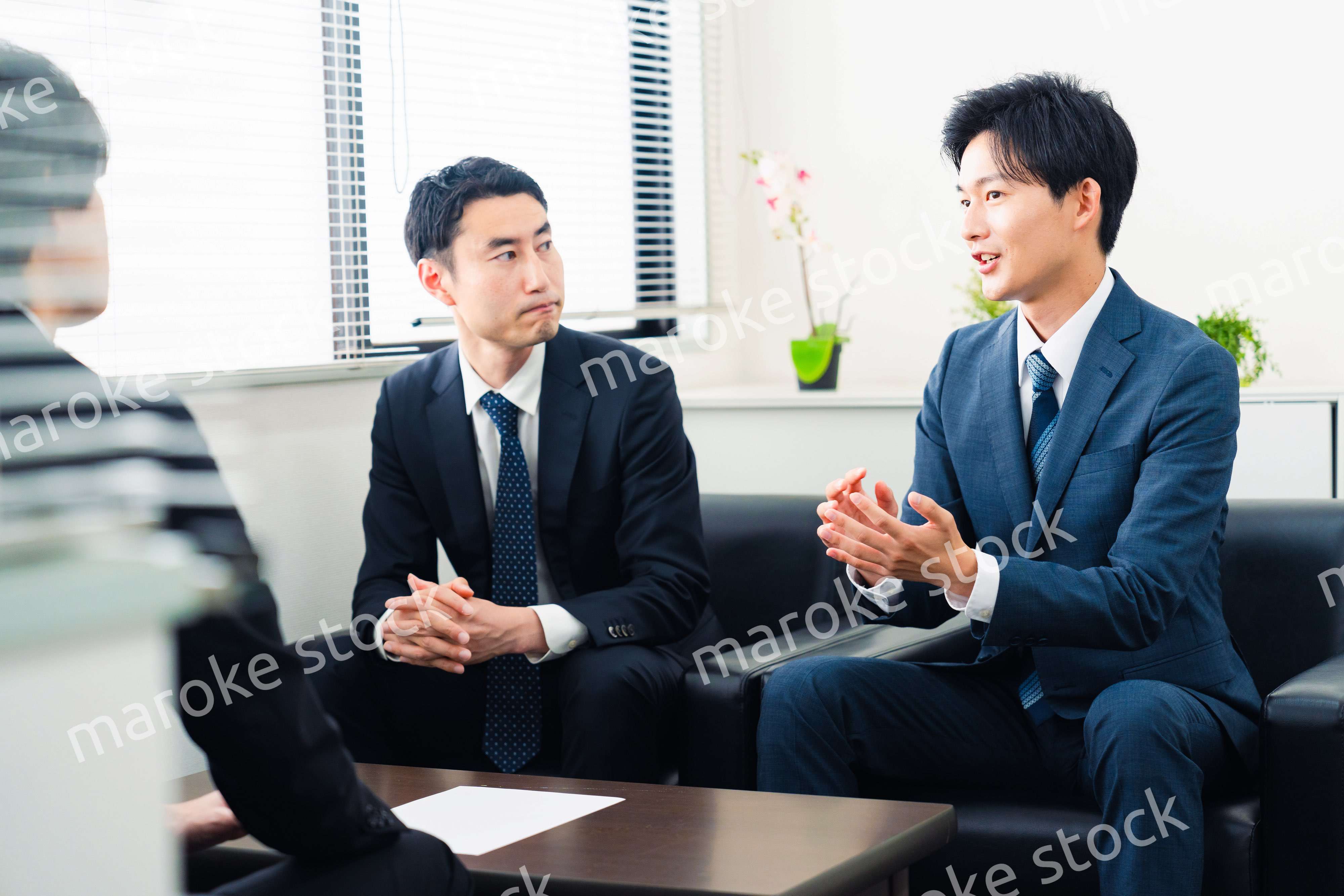 オフィスで商談を進めるビジネスマン