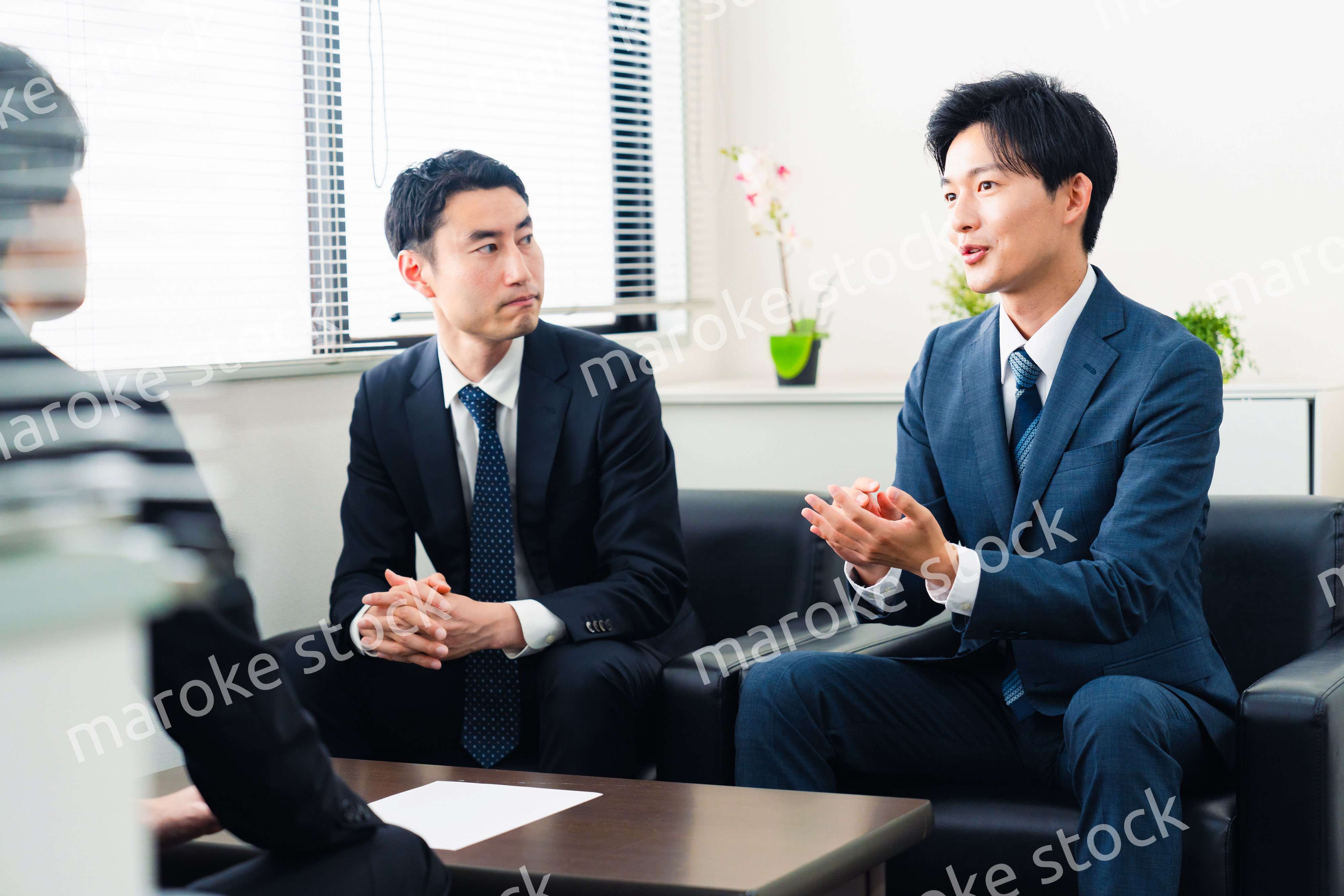 オフィスで商談を進めるビジネスマン