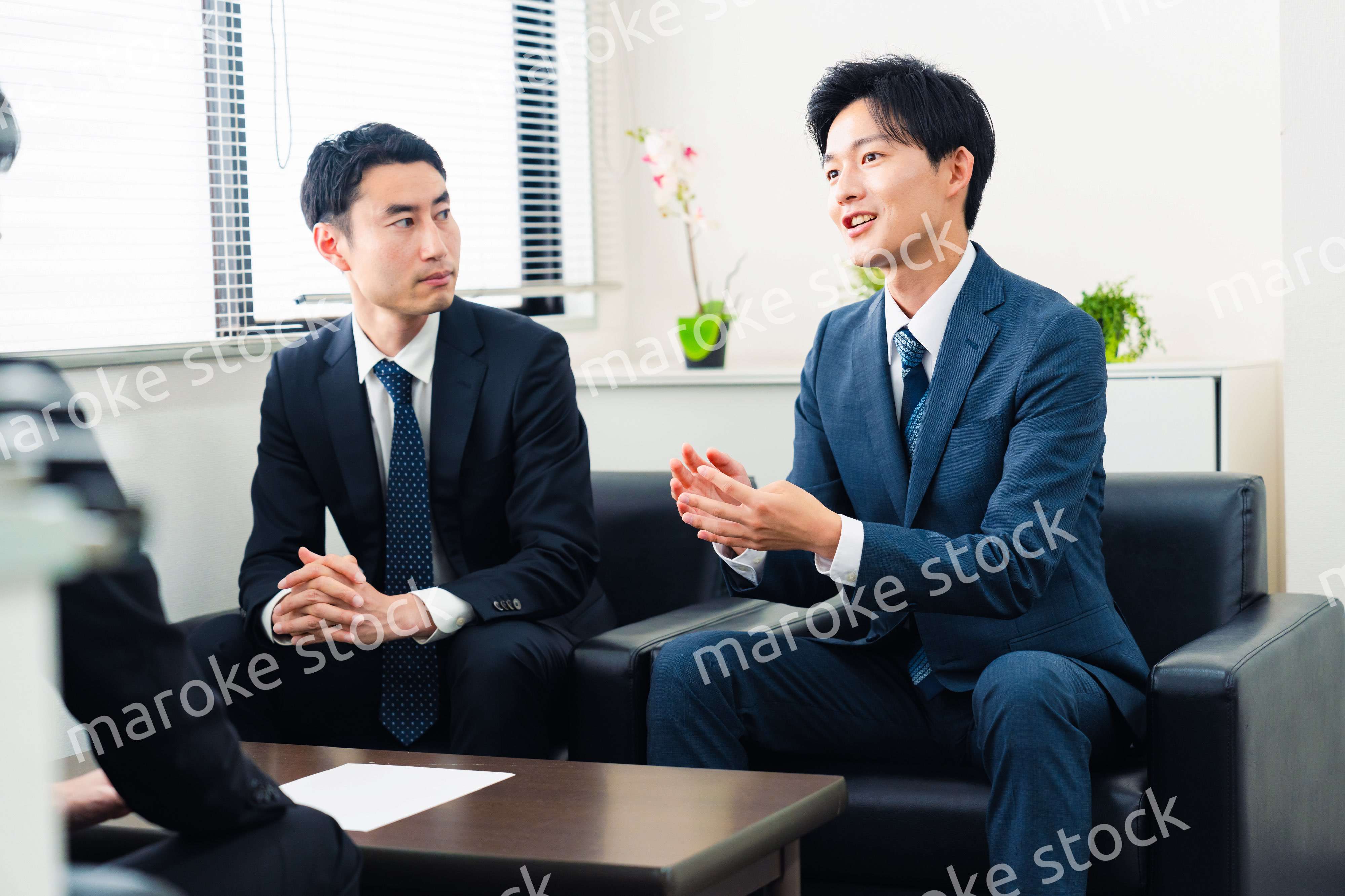 オフィスで商談を進めるビジネスマン