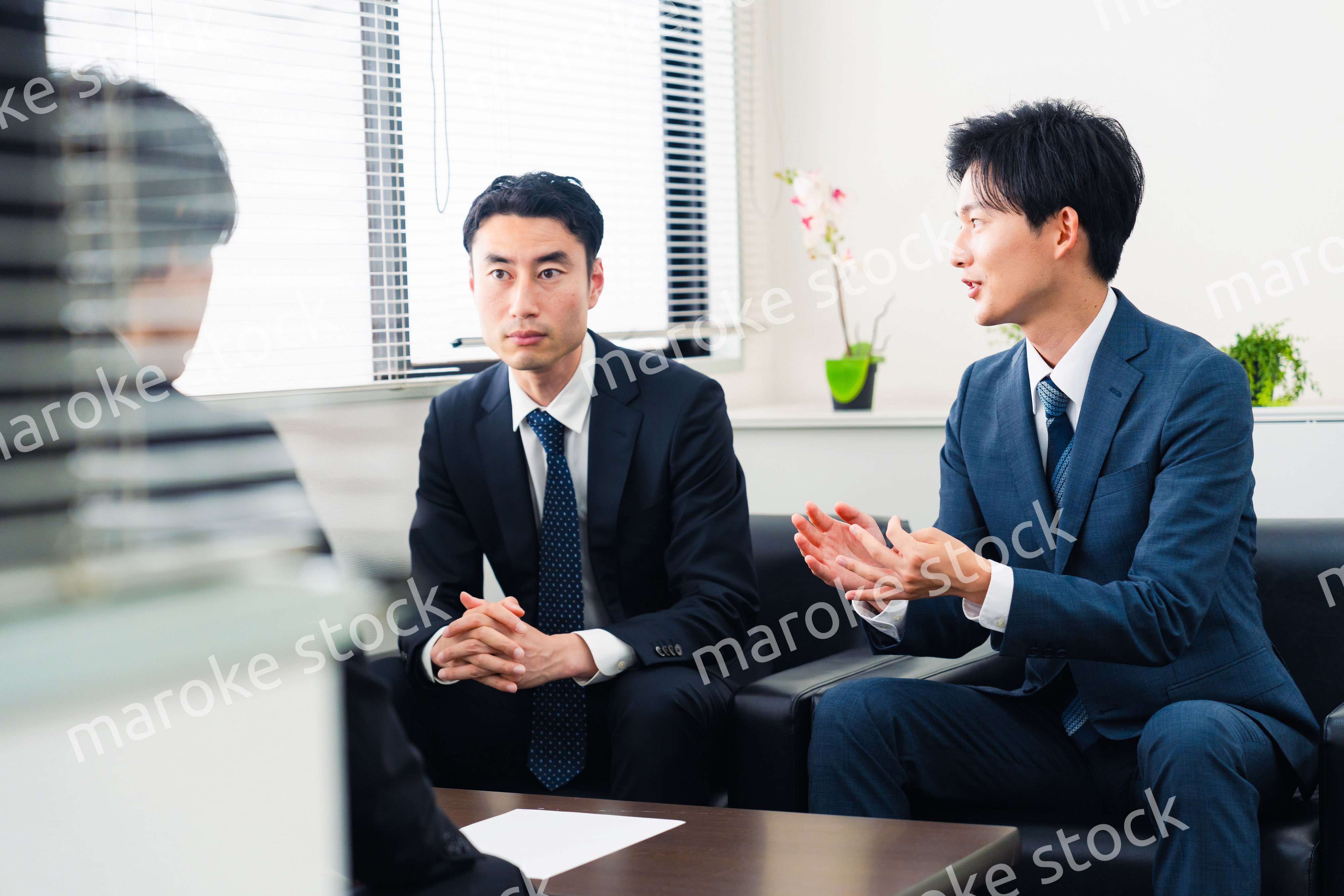 オフィスで商談を進めるビジネスマン