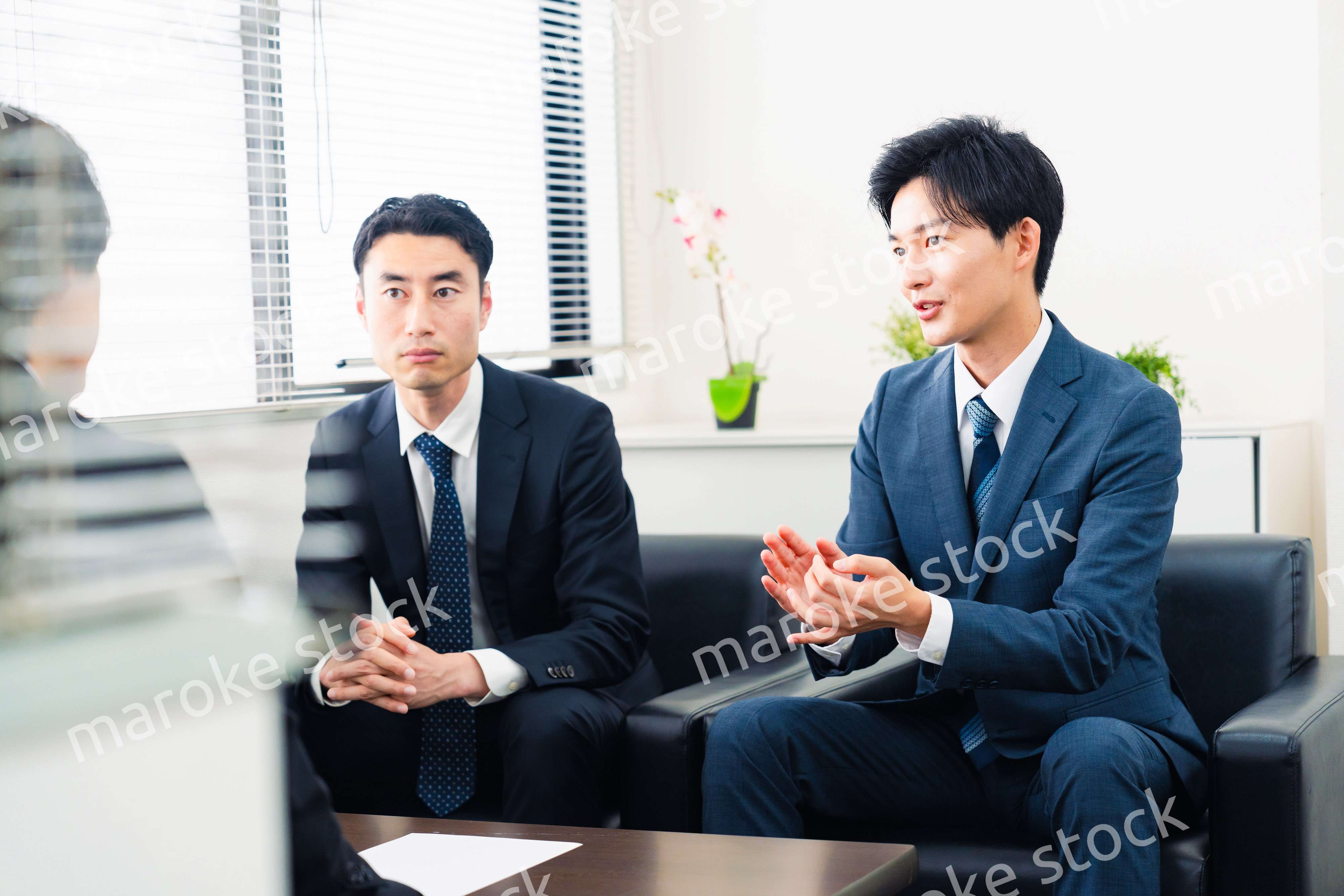 オフィスで商談を進めるビジネスマン