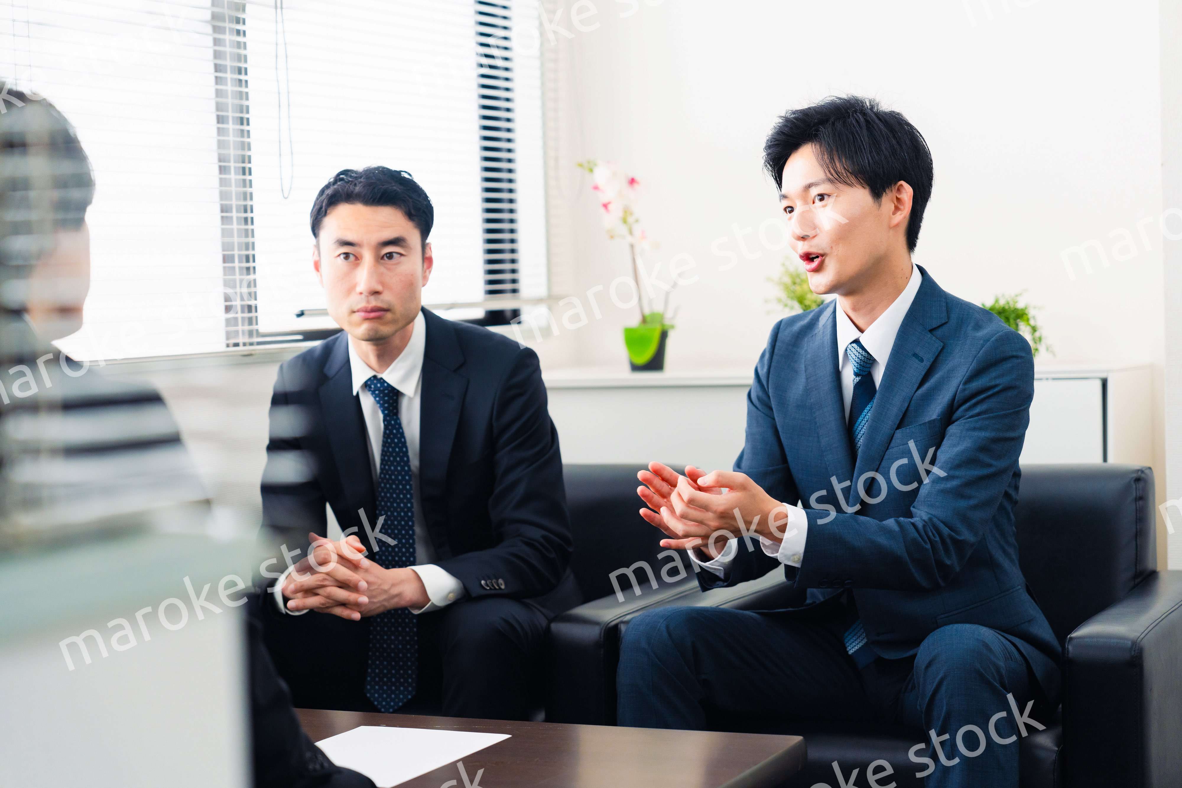 オフィスで商談を進めるビジネスマン