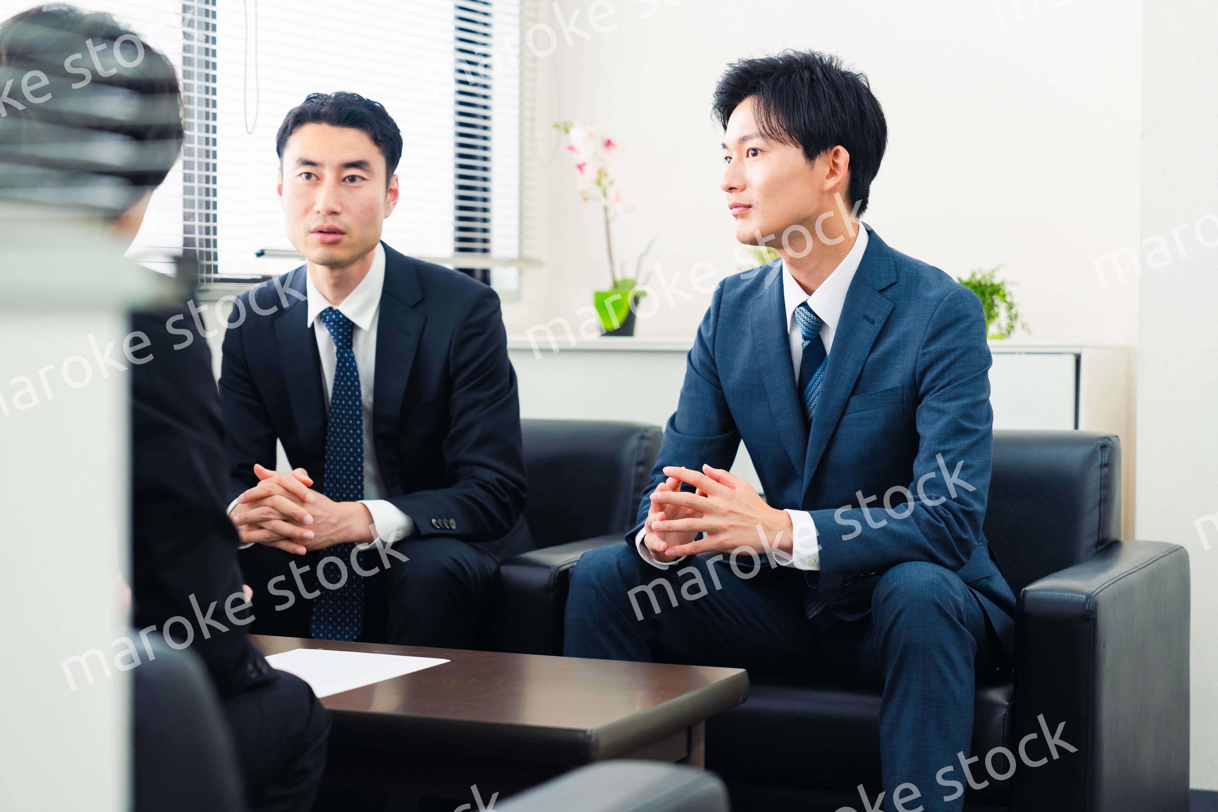 オフィスで商談を進めるビジネスマン