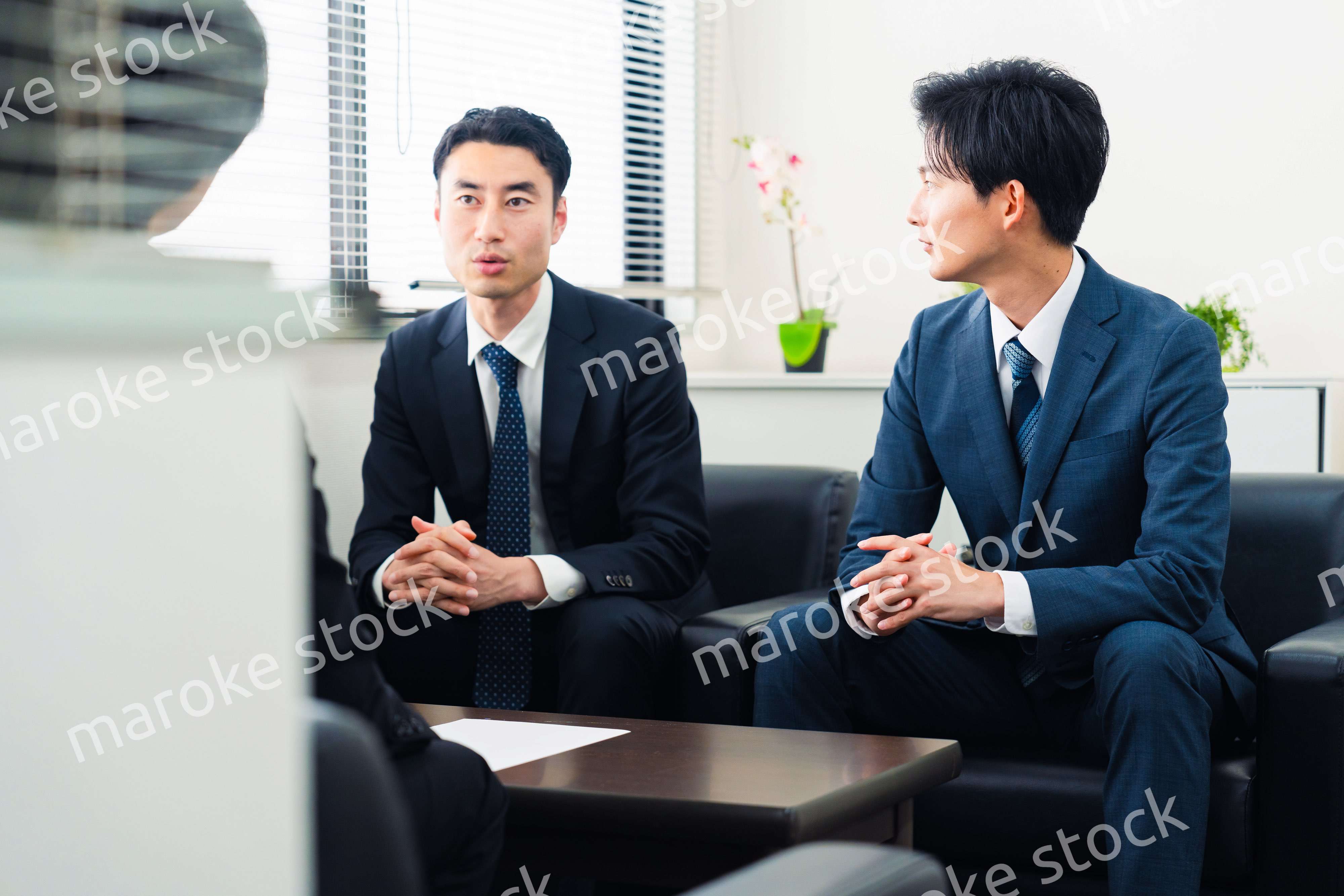オフィスで商談を進めるビジネスマン