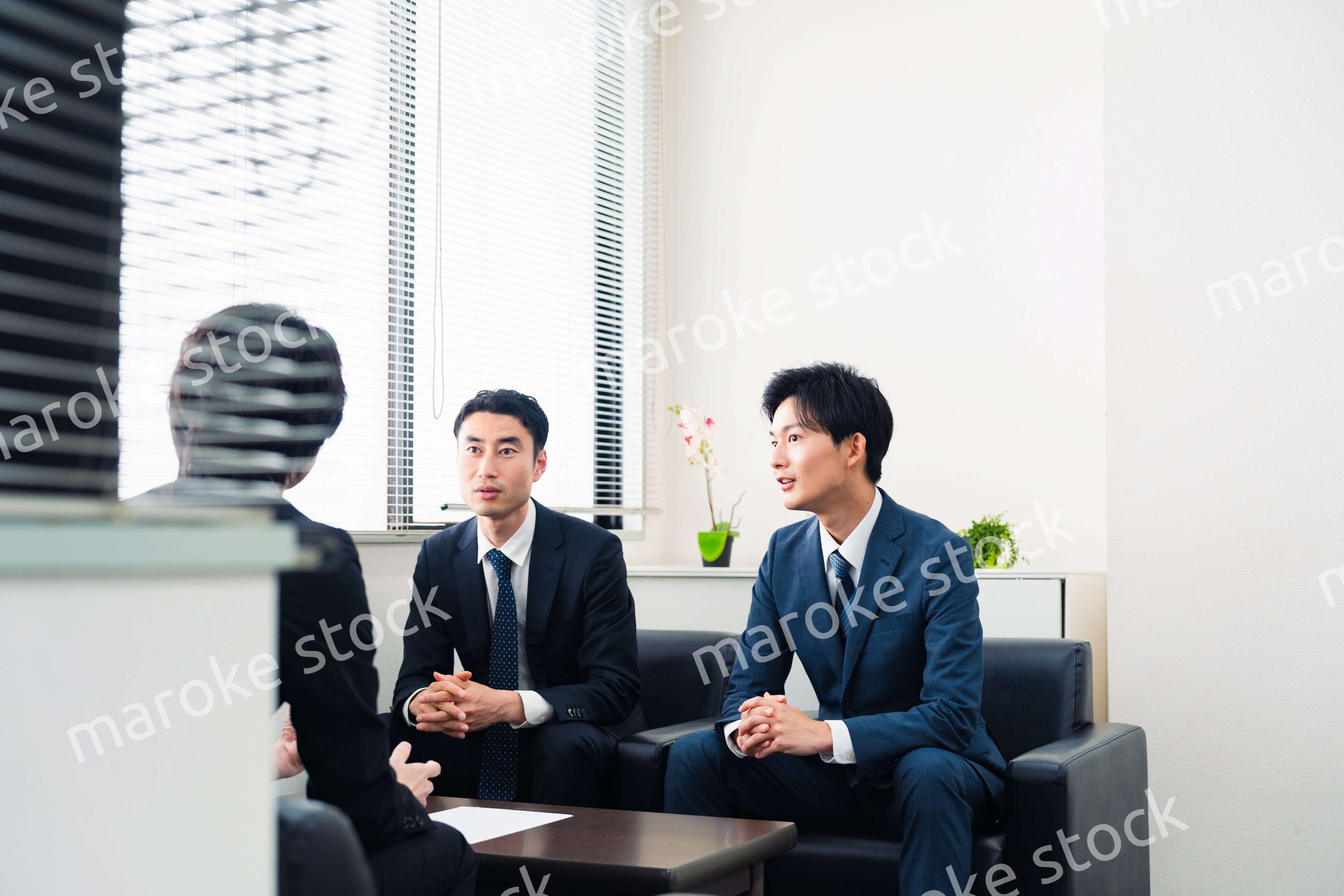 オフィスで商談を進めるビジネスマン