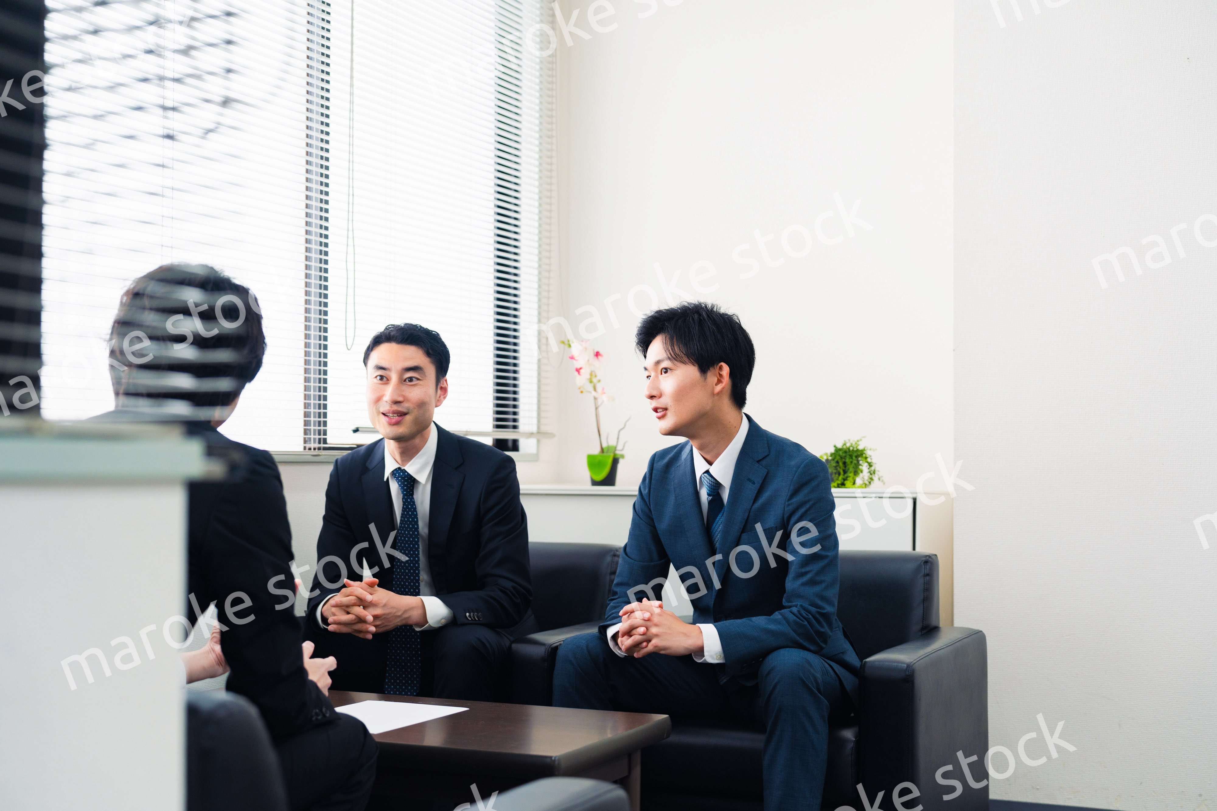 オフィスで商談を進めるビジネスマン