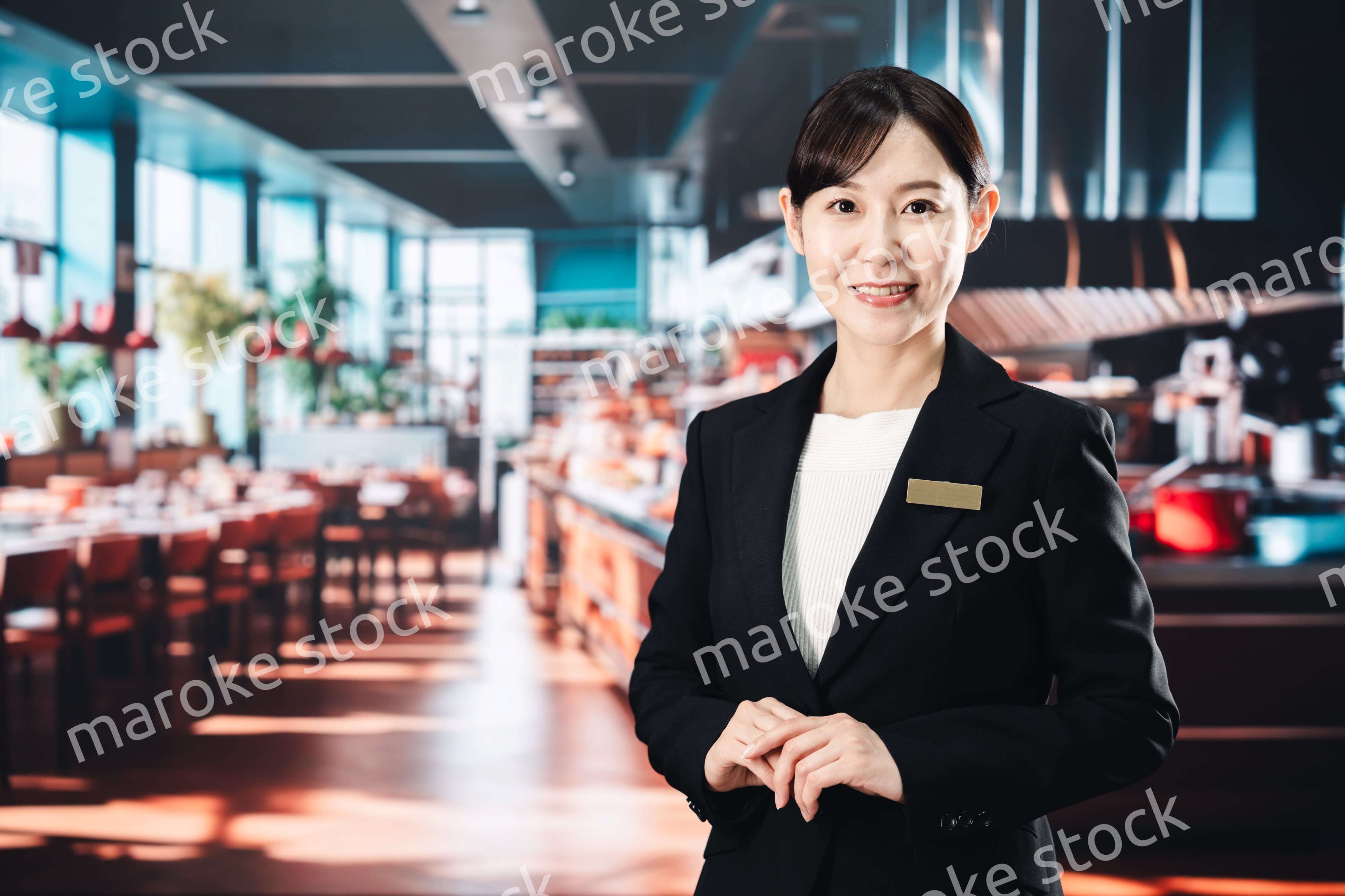 高級レストランで働く女性