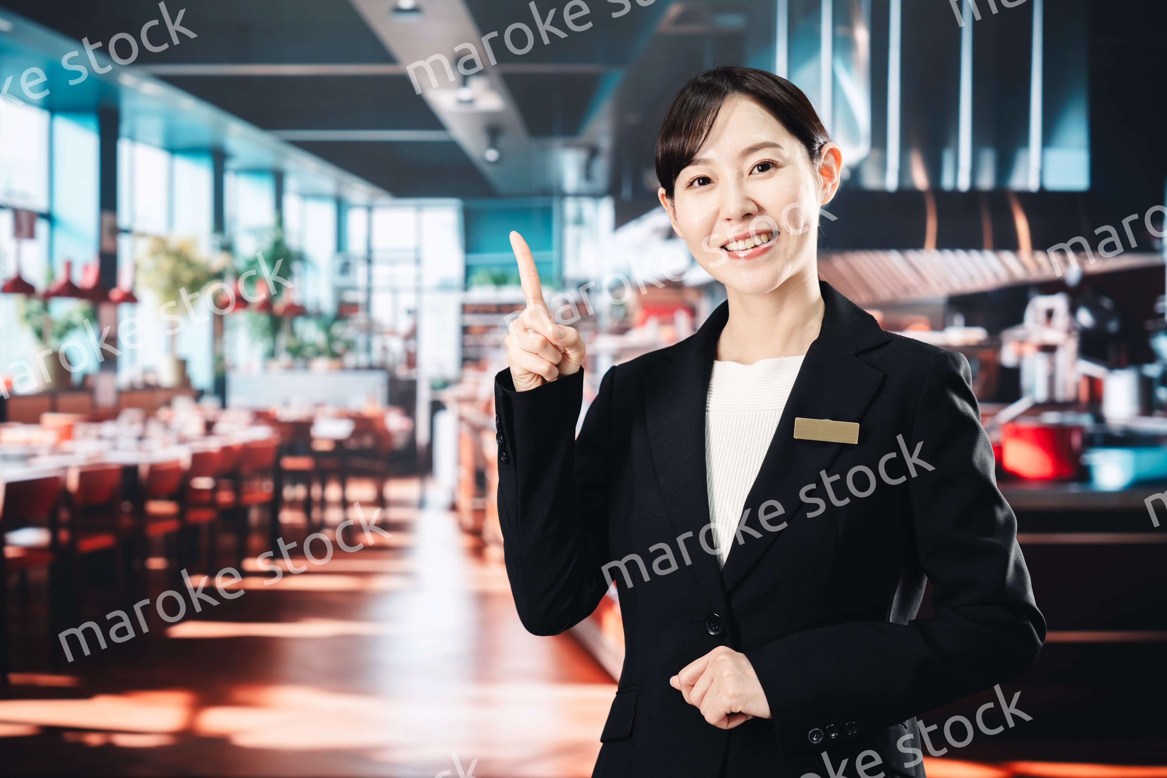 高級レストランで働く女性