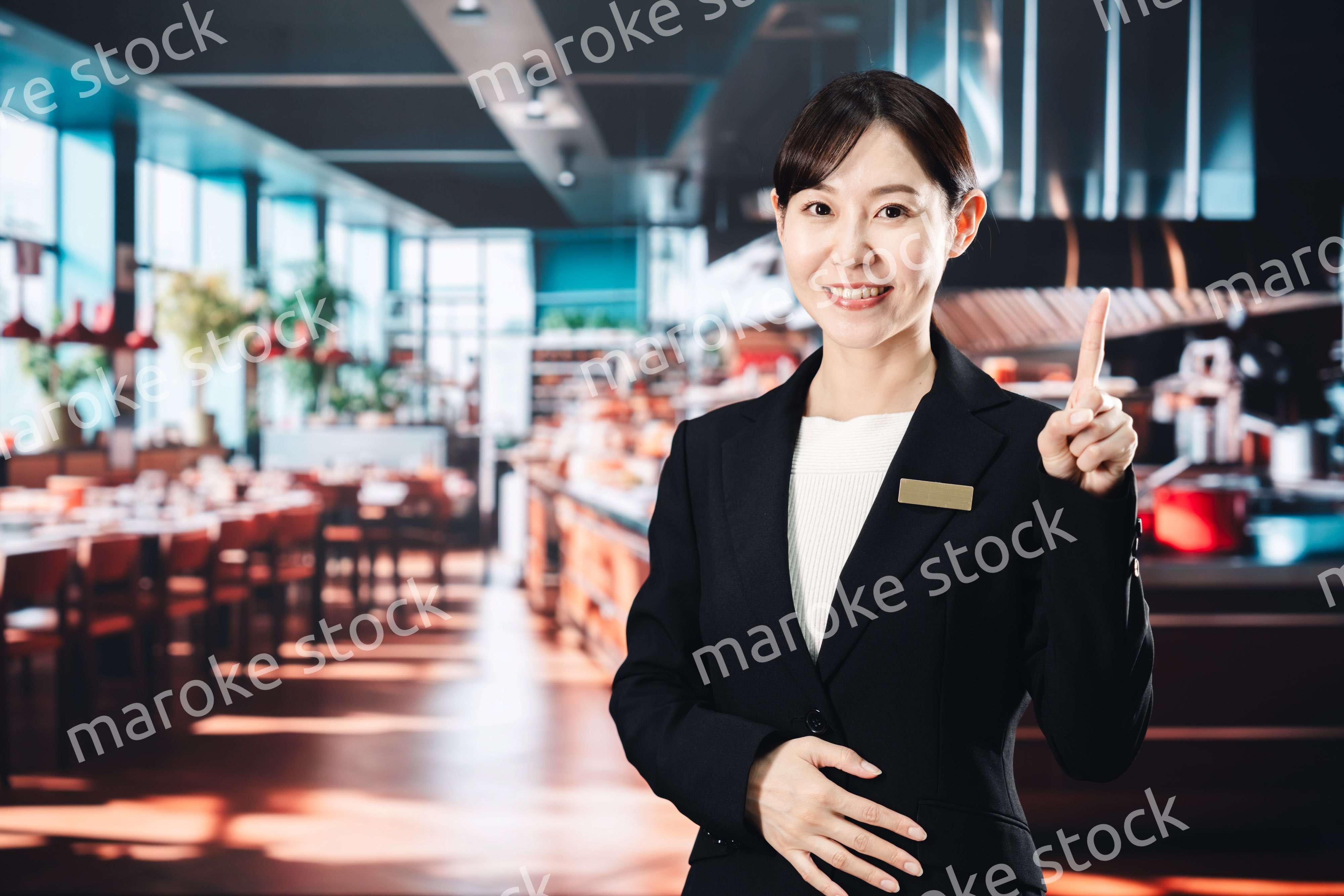 高級レストランで働く女性