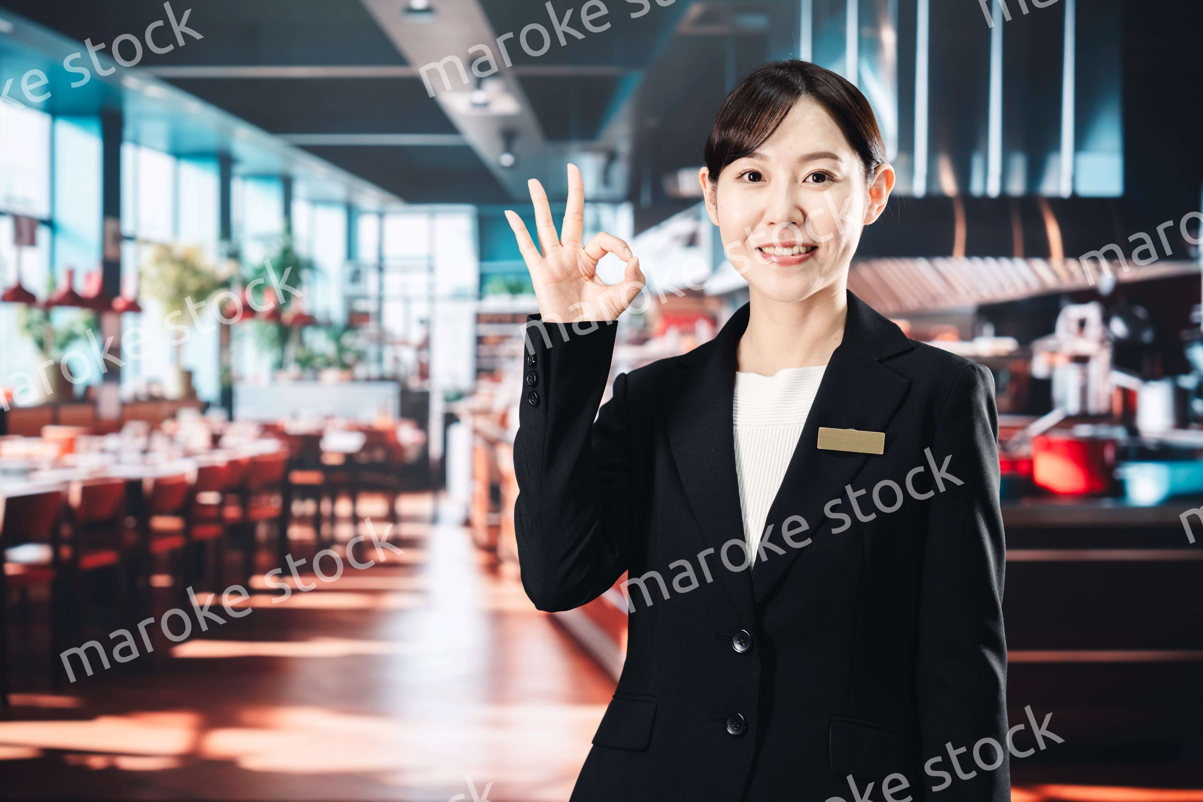 高級レストランで働く女性