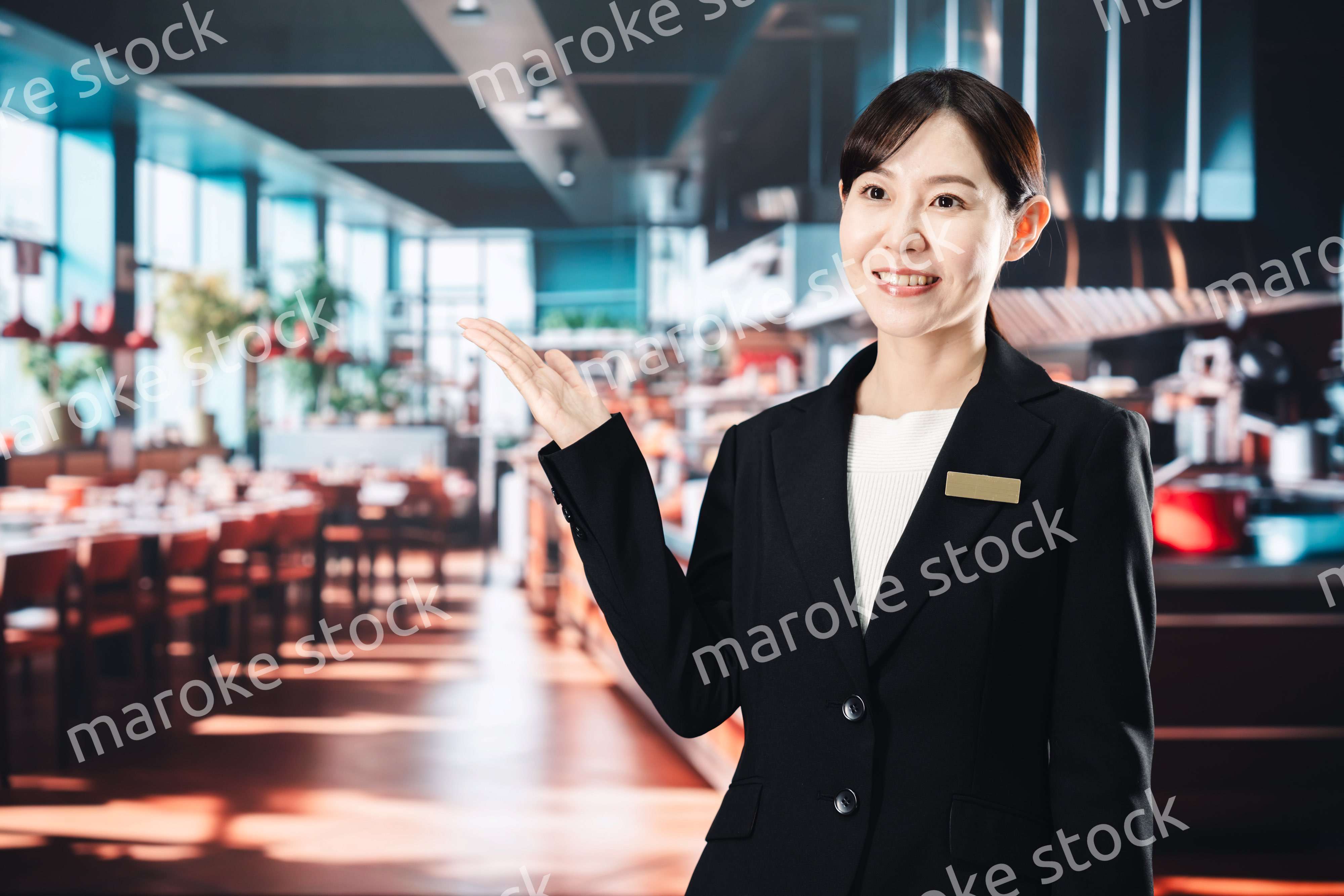 高級レストランで働く女性