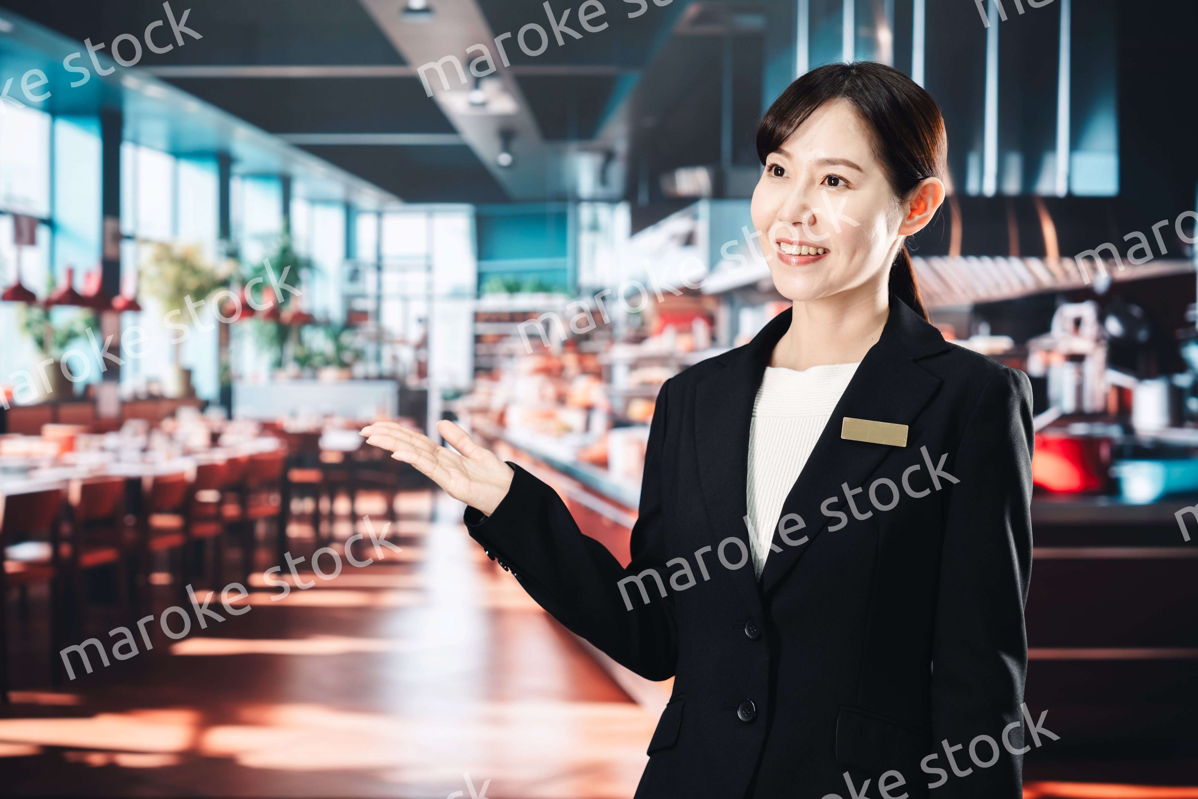 高級レストランで働く女性