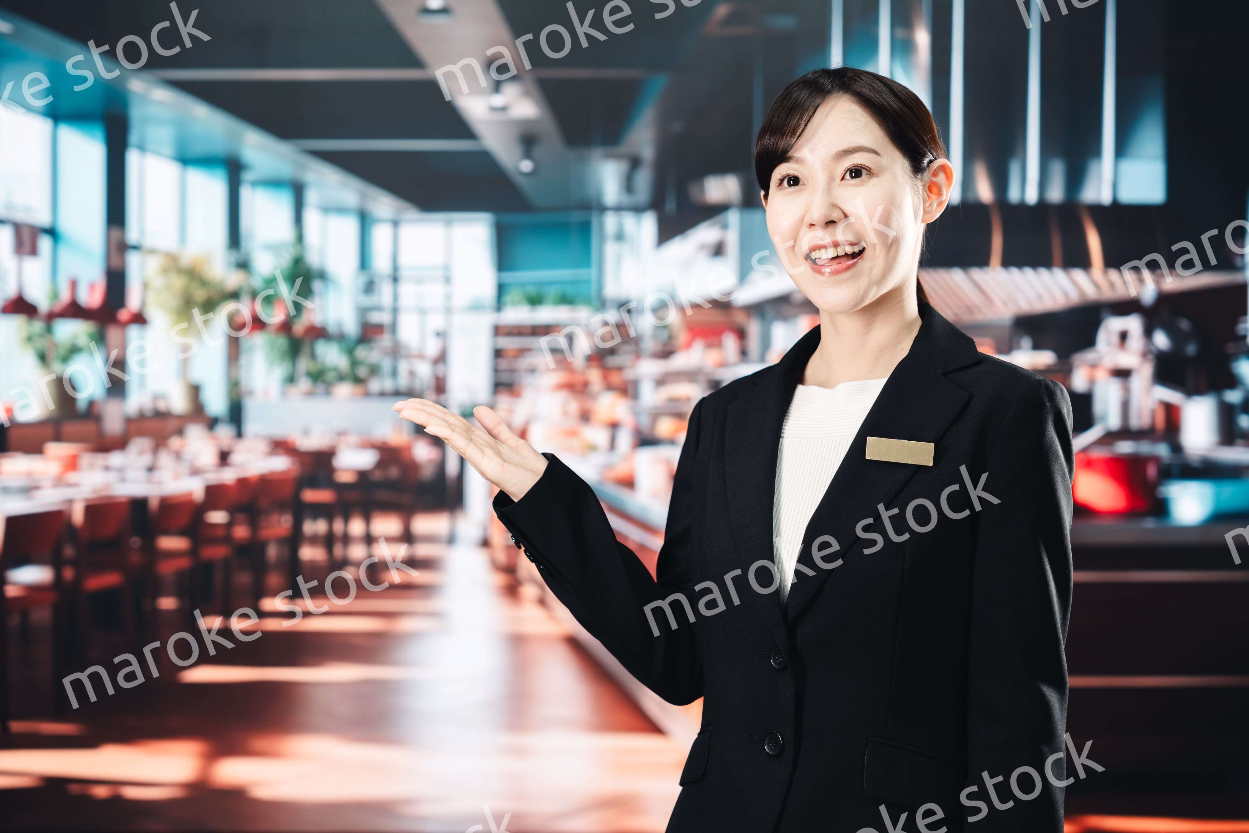 高級レストランで働く女性