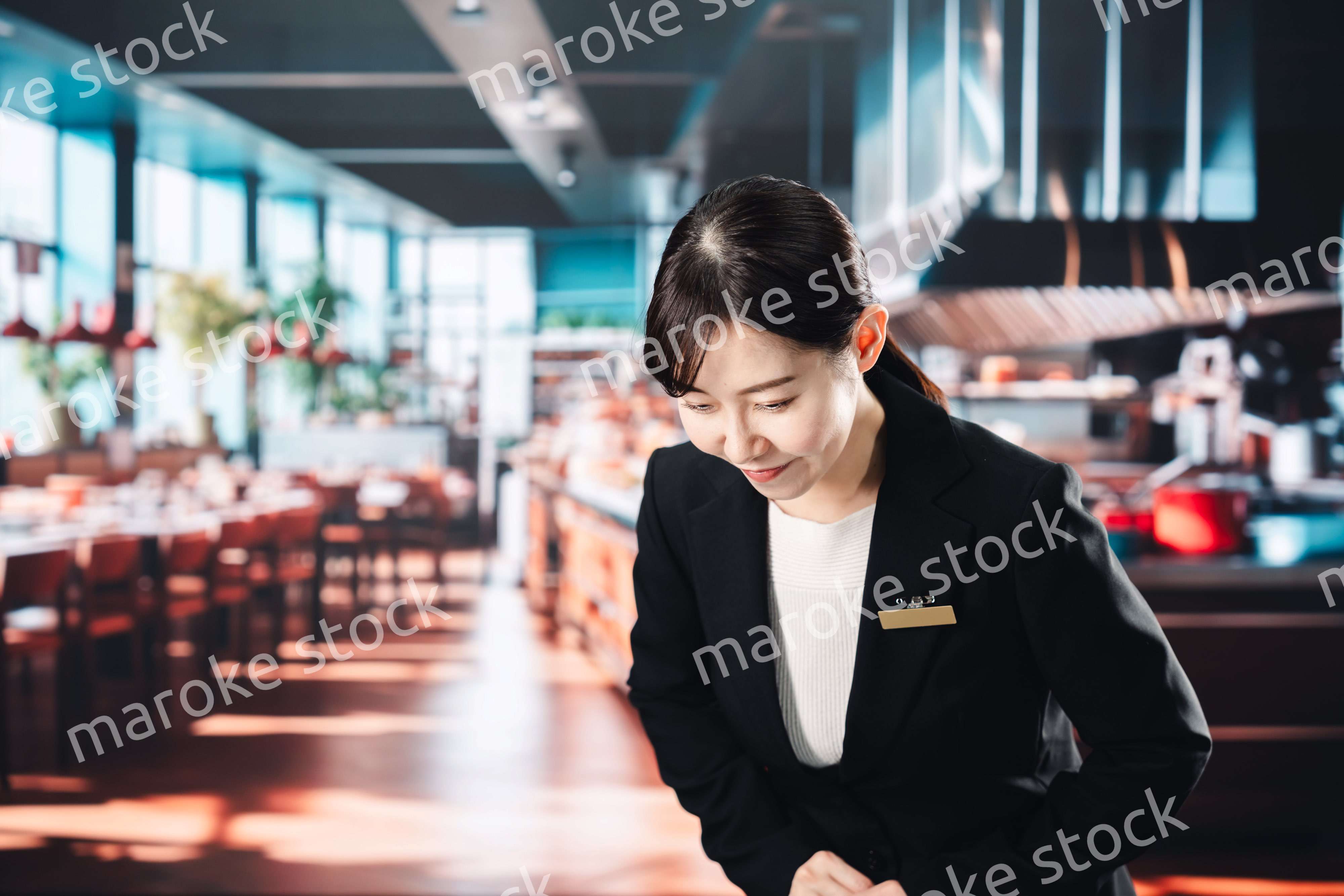 高級レストランで働く女性