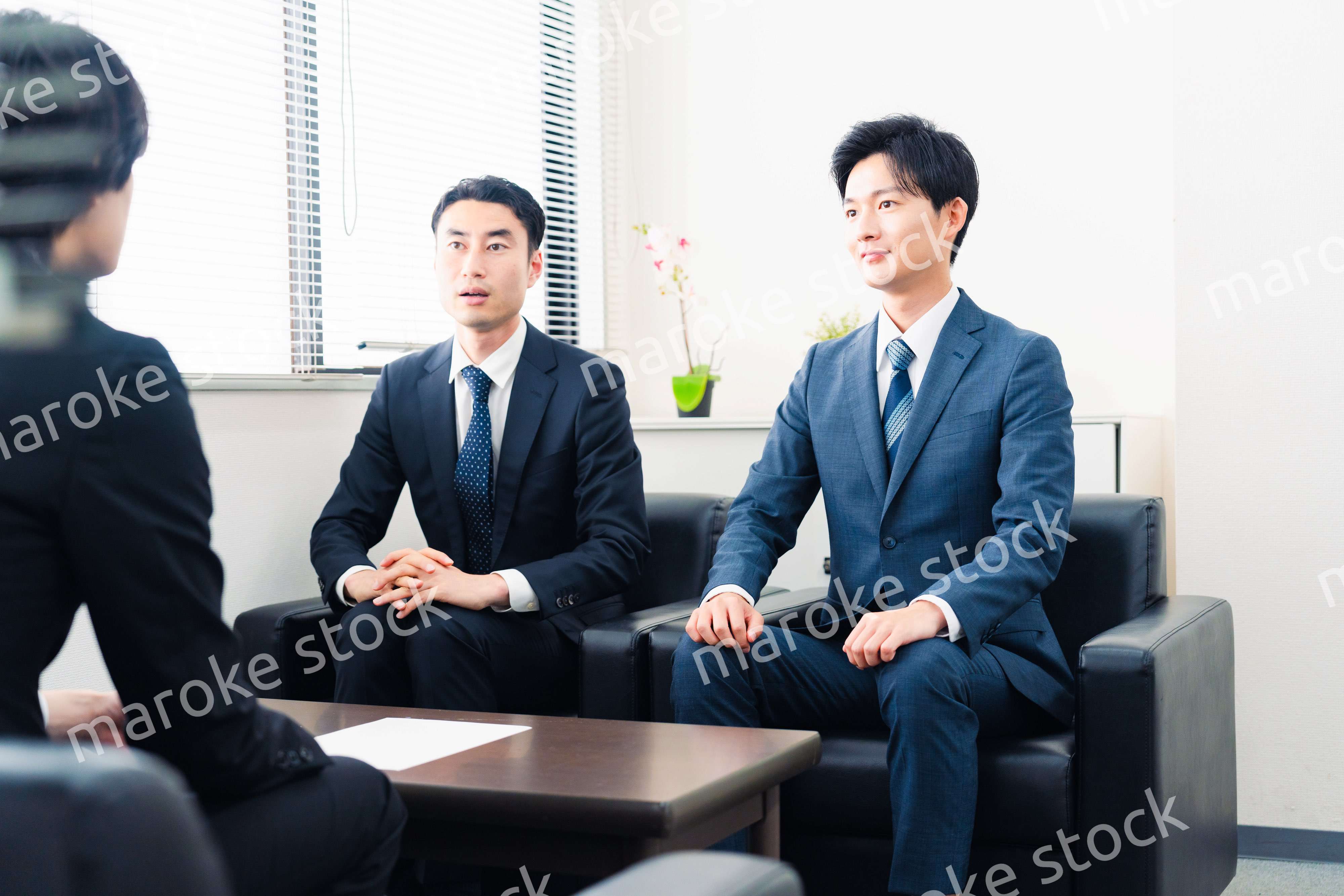オフィスで商談を進めるビジネスマン