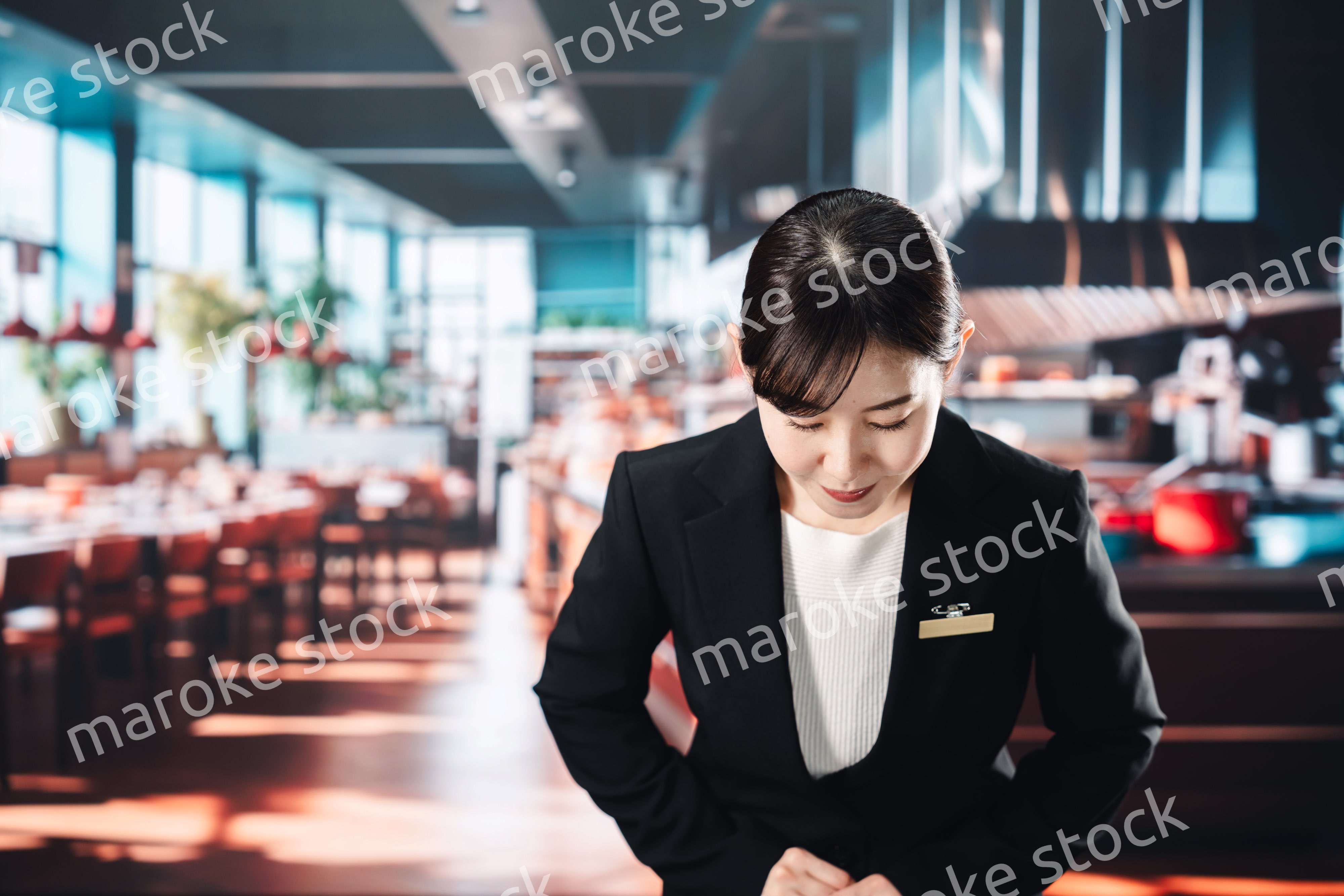 高級レストランで働く女性