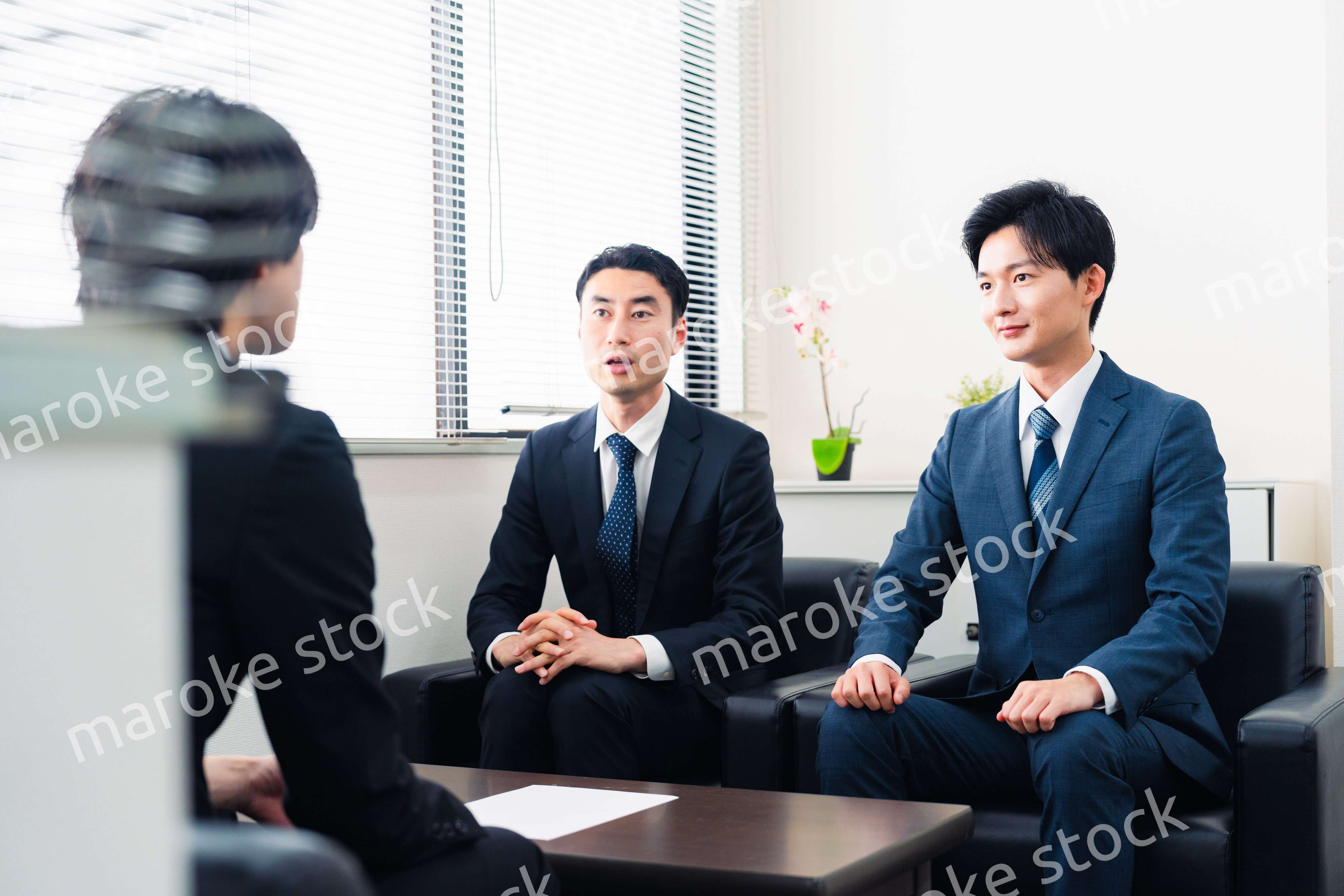 オフィスで商談を進めるビジネスマン