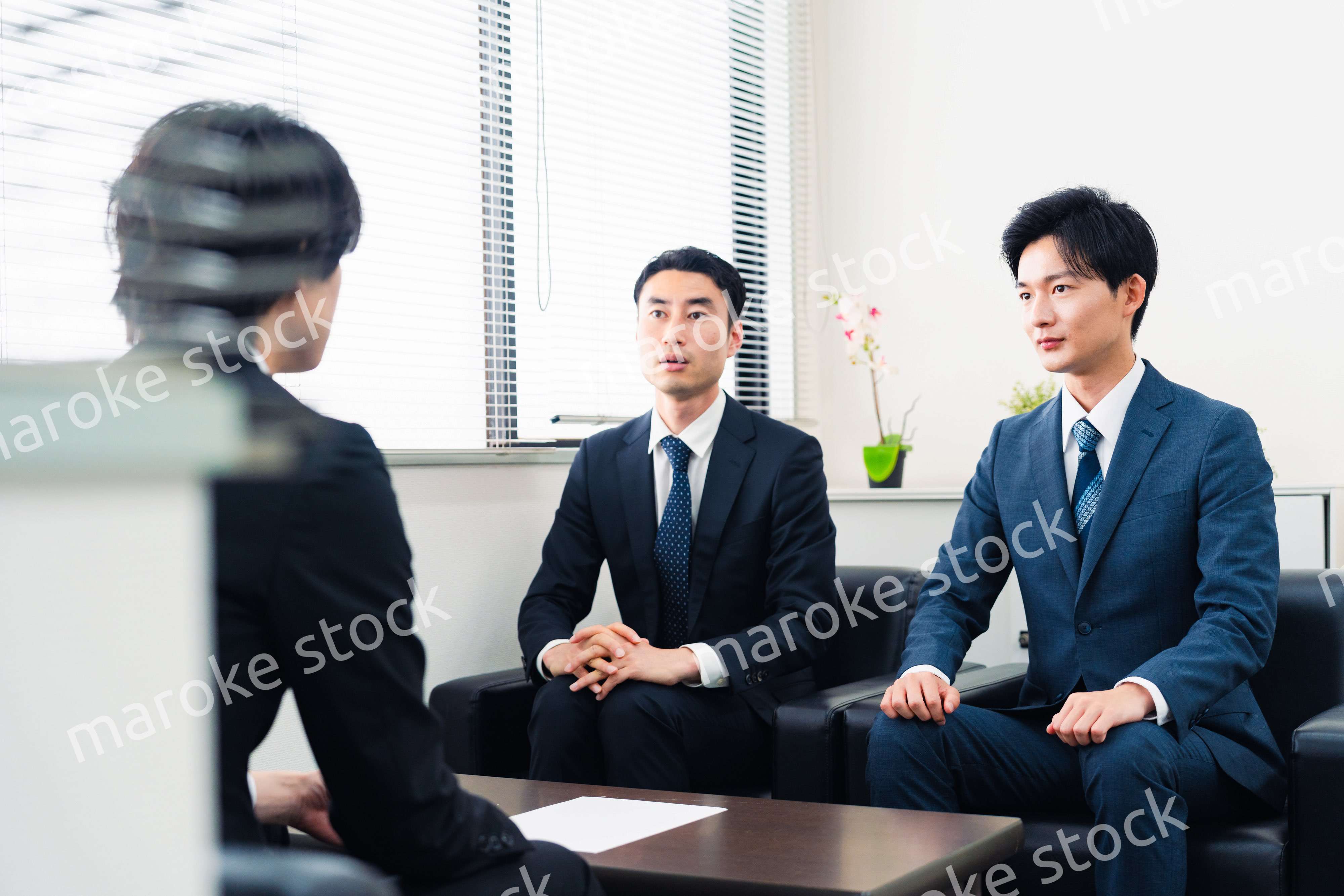 オフィスで商談を進めるビジネスマン