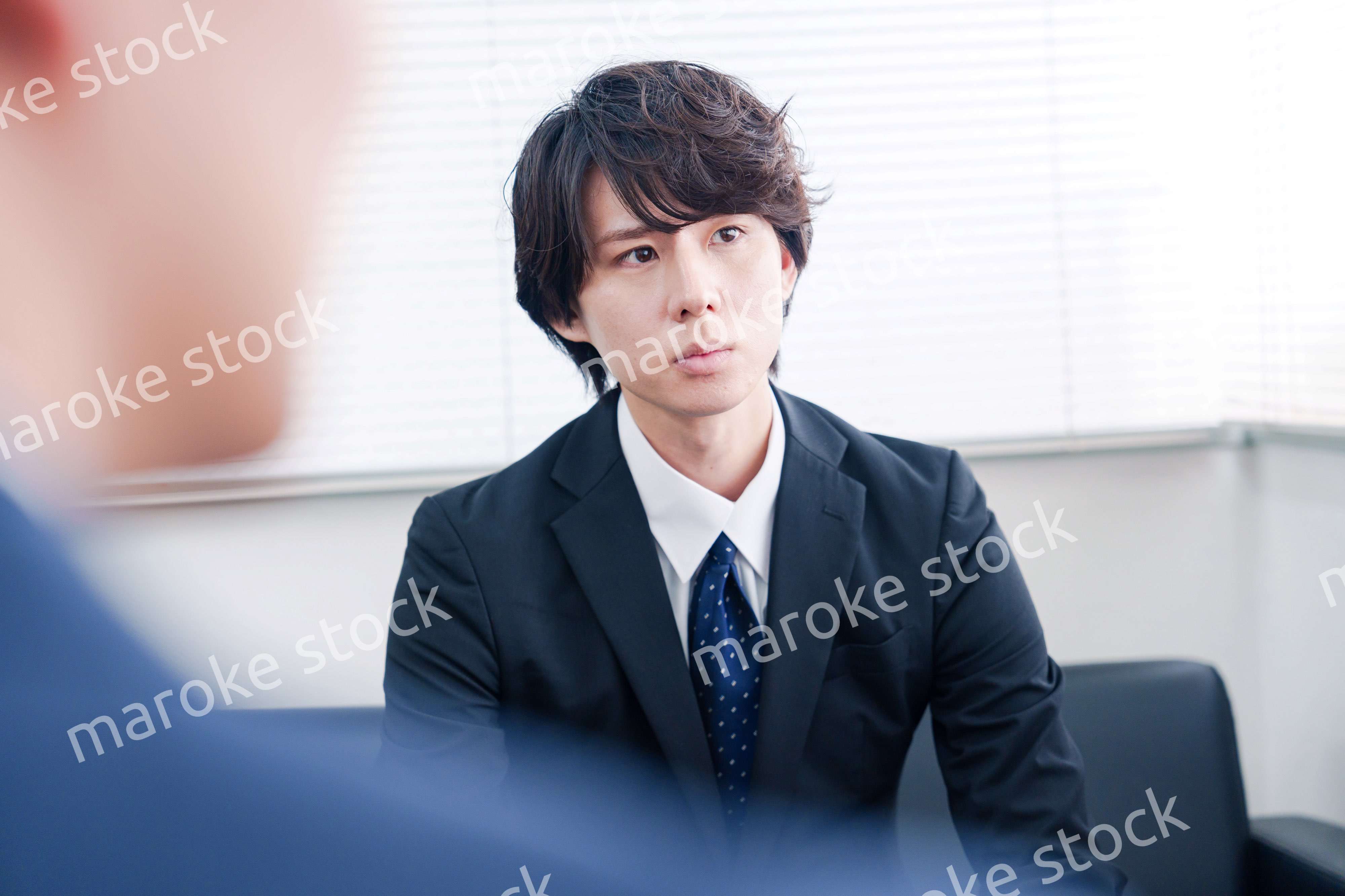 真剣な顔で議論をするビジネスマン