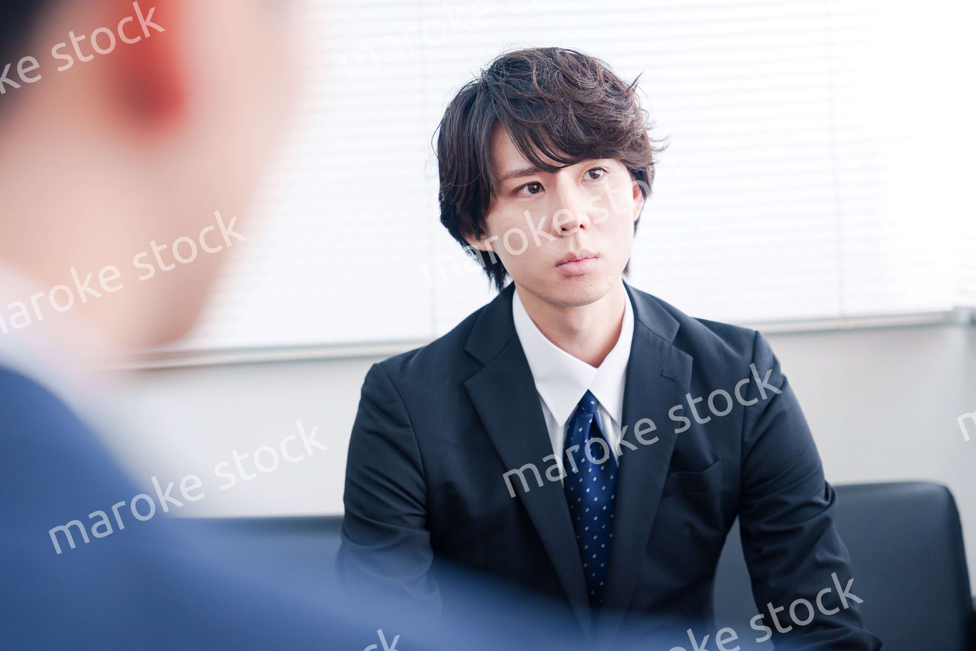 真剣な顔で議論をするビジネスマン