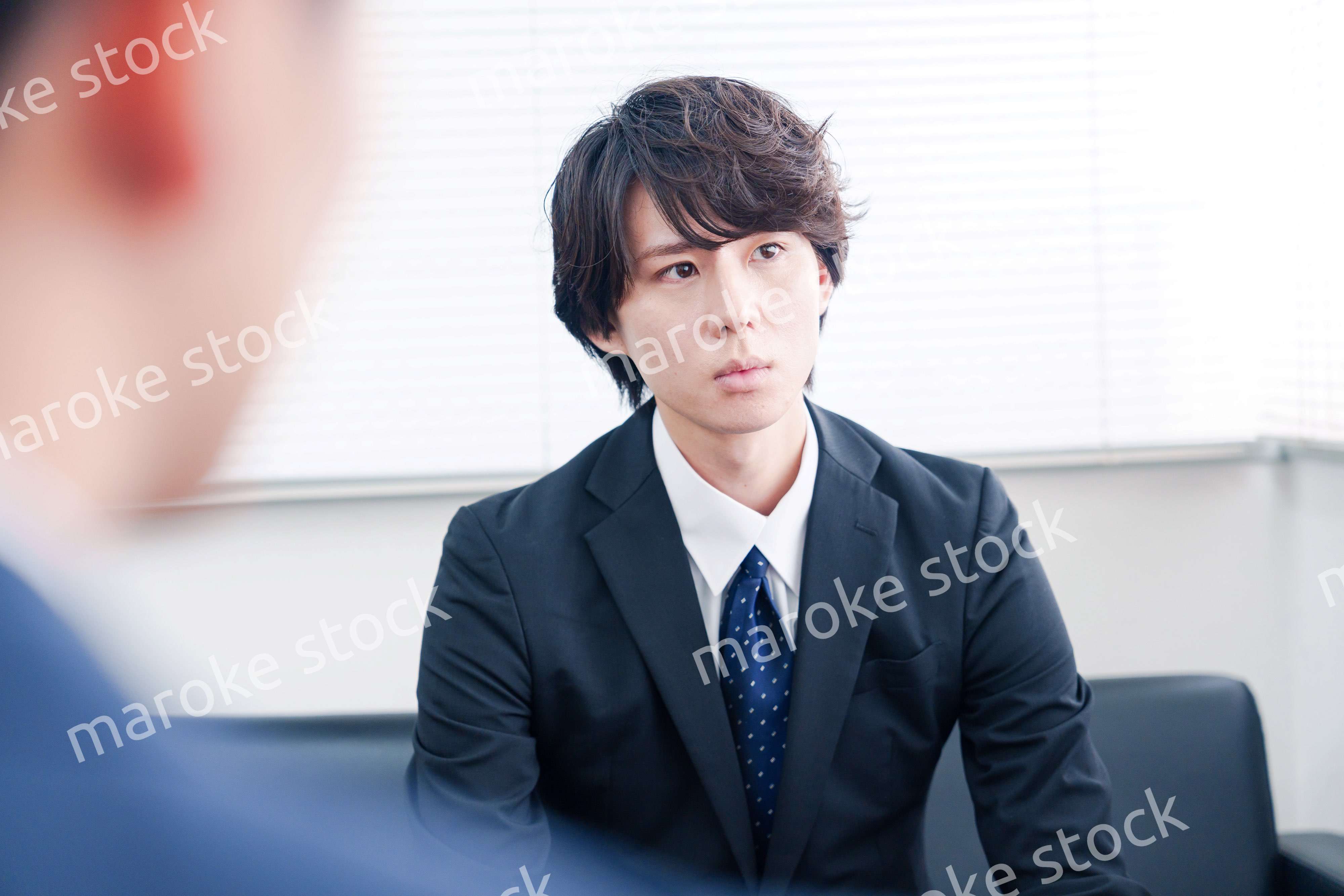 真剣な顔で議論をするビジネスマン