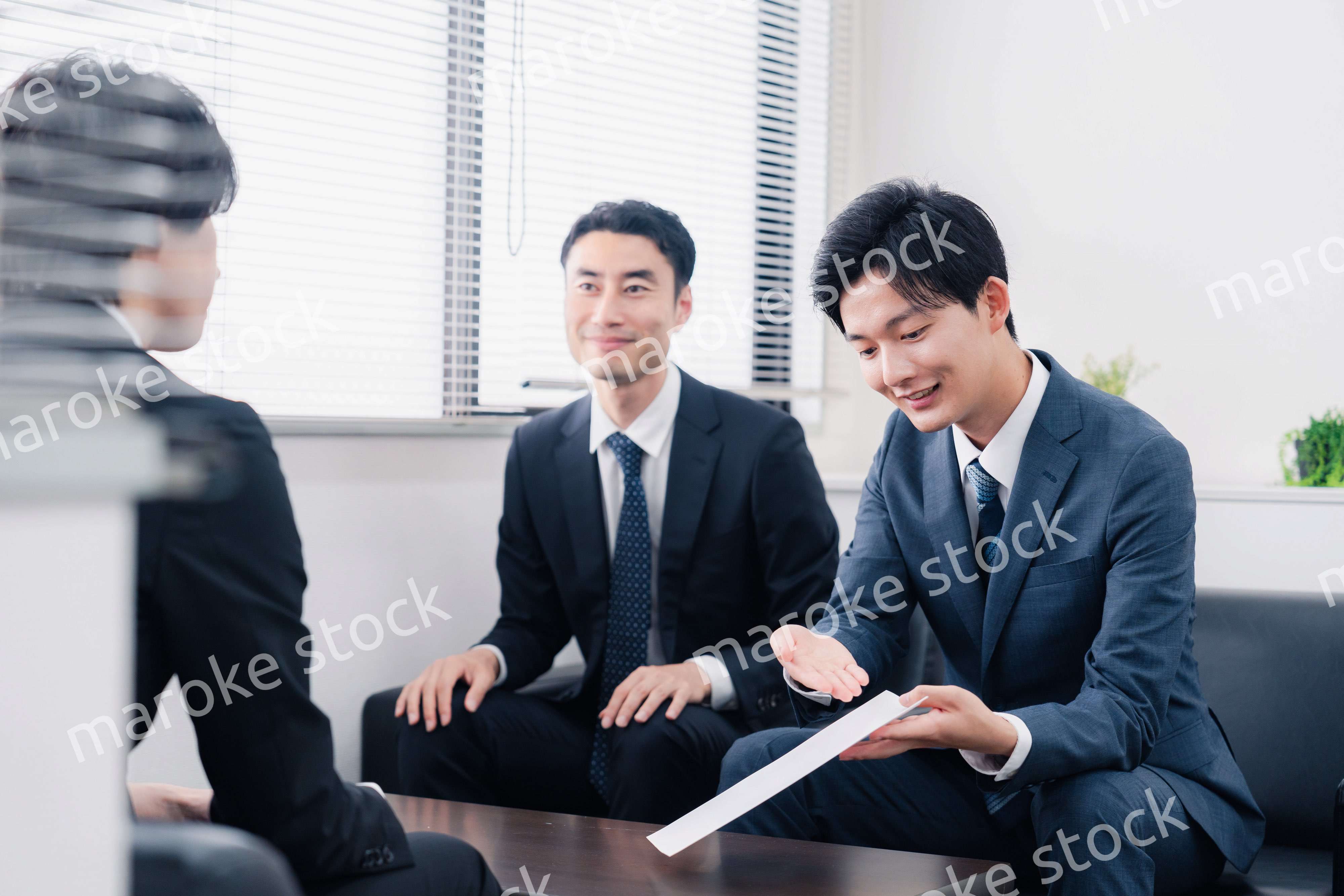 雰囲気良く商談をするビジネスマン