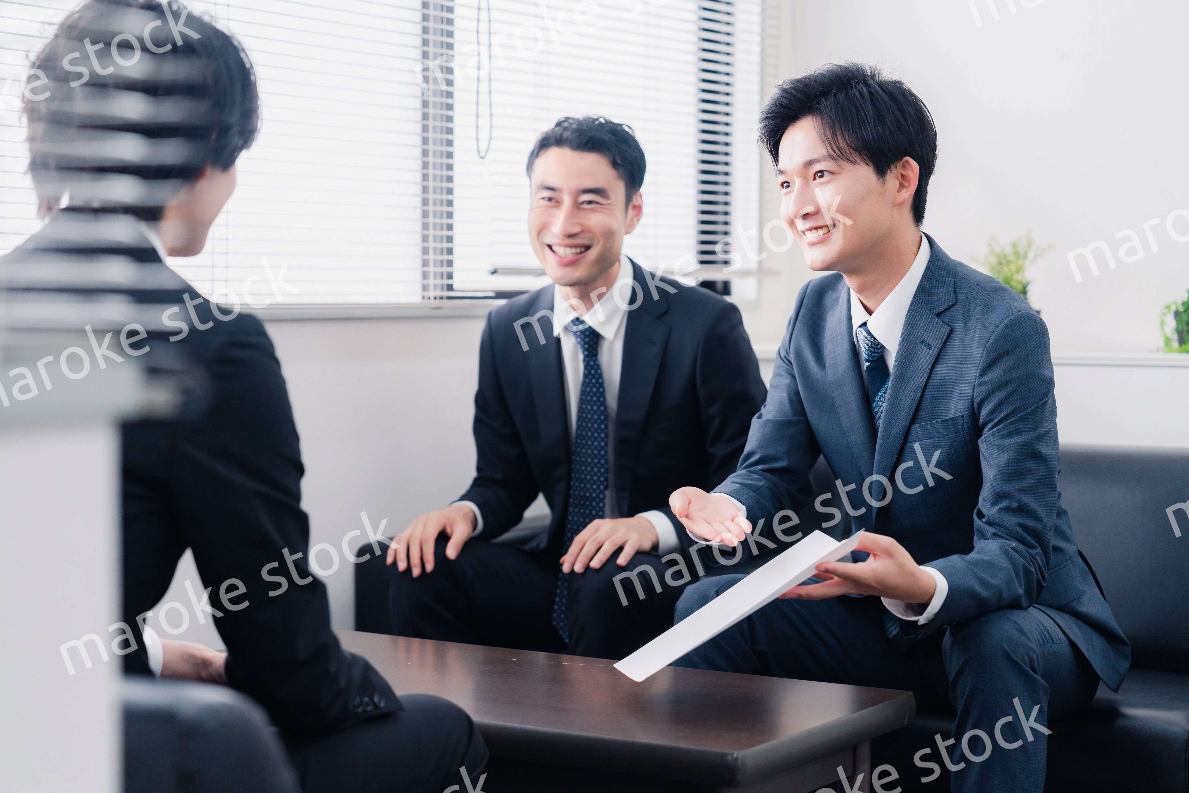 雰囲気良く商談をするビジネスマン