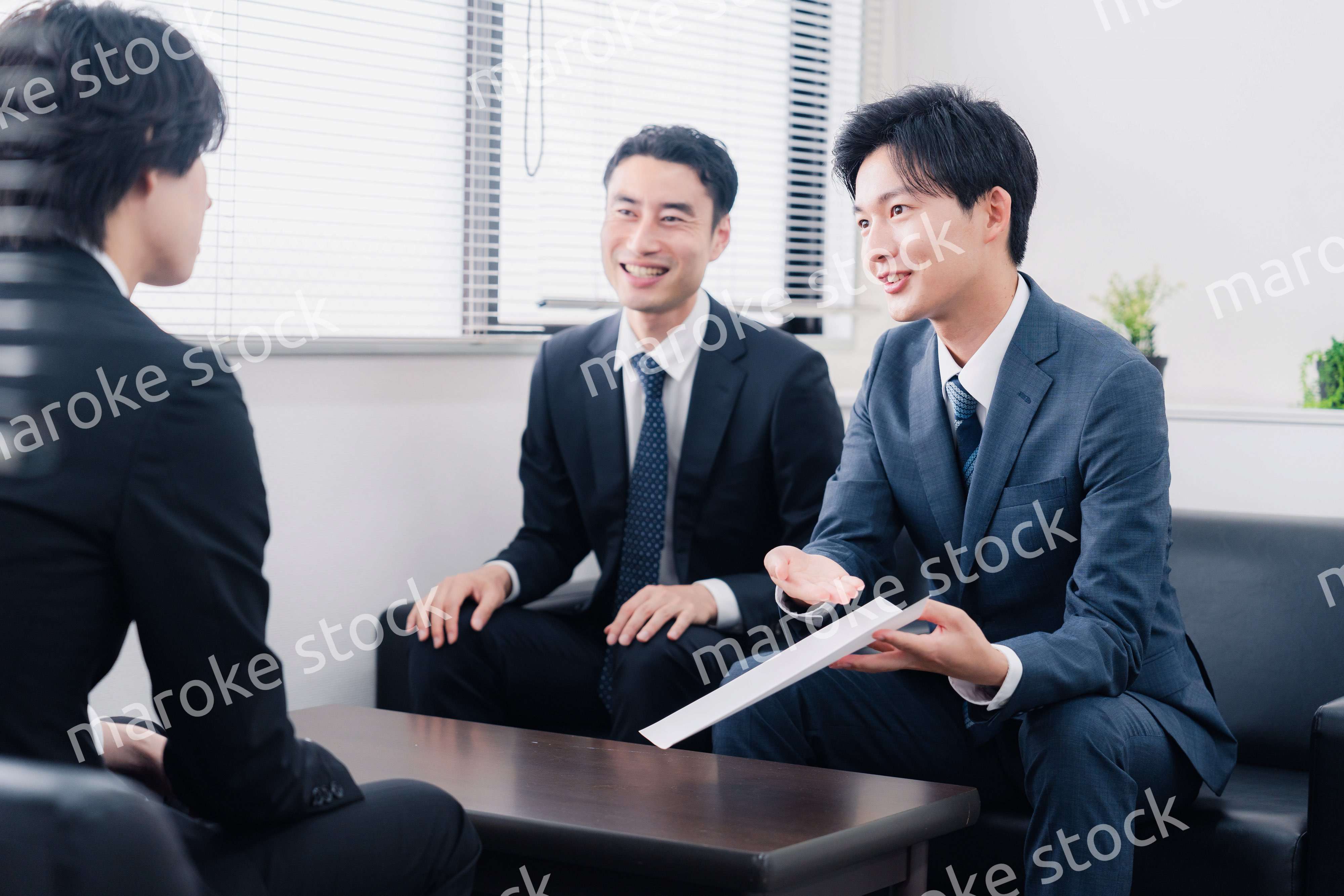 雰囲気良く商談をするビジネスマン