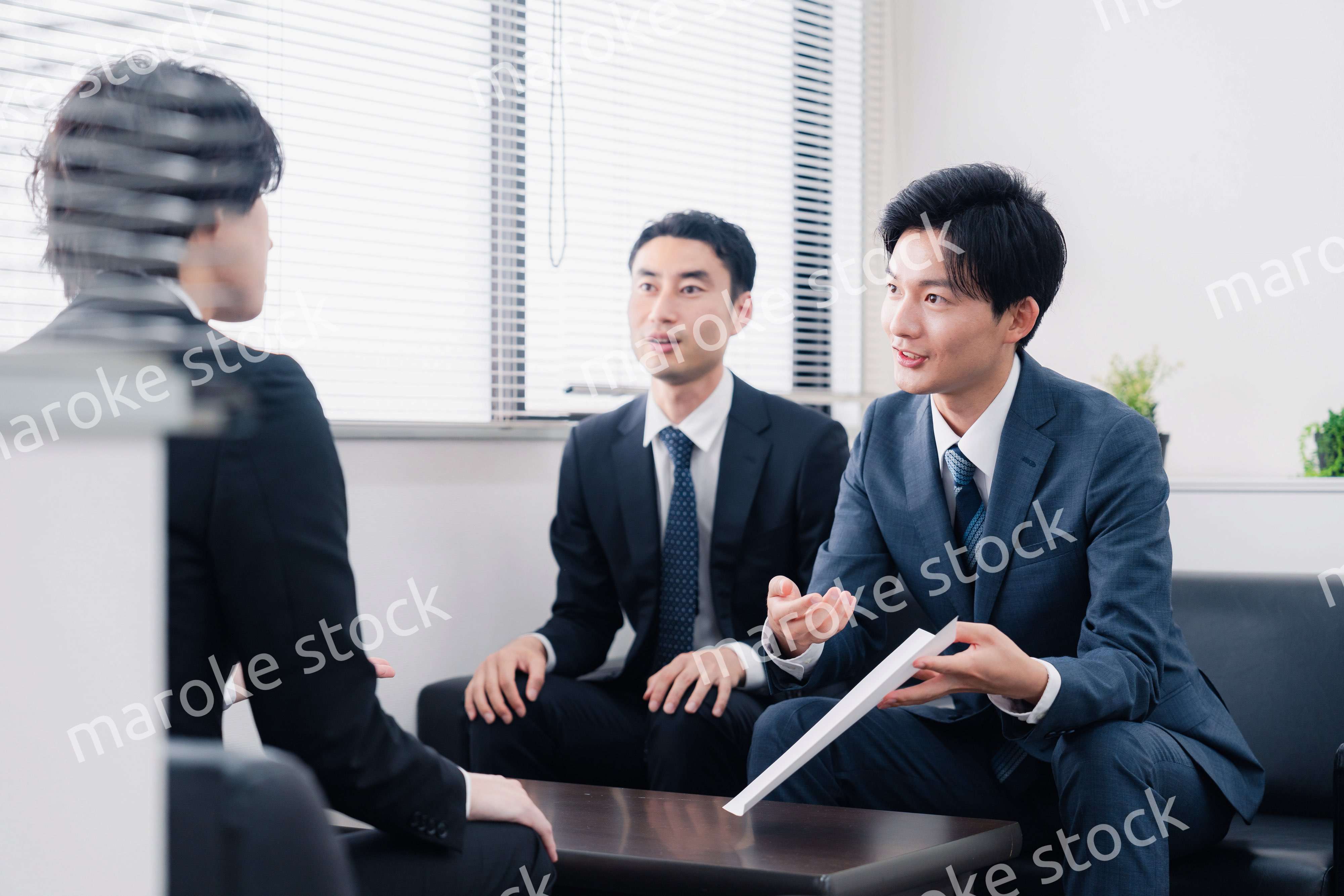 雰囲気良く商談をするビジネスマン