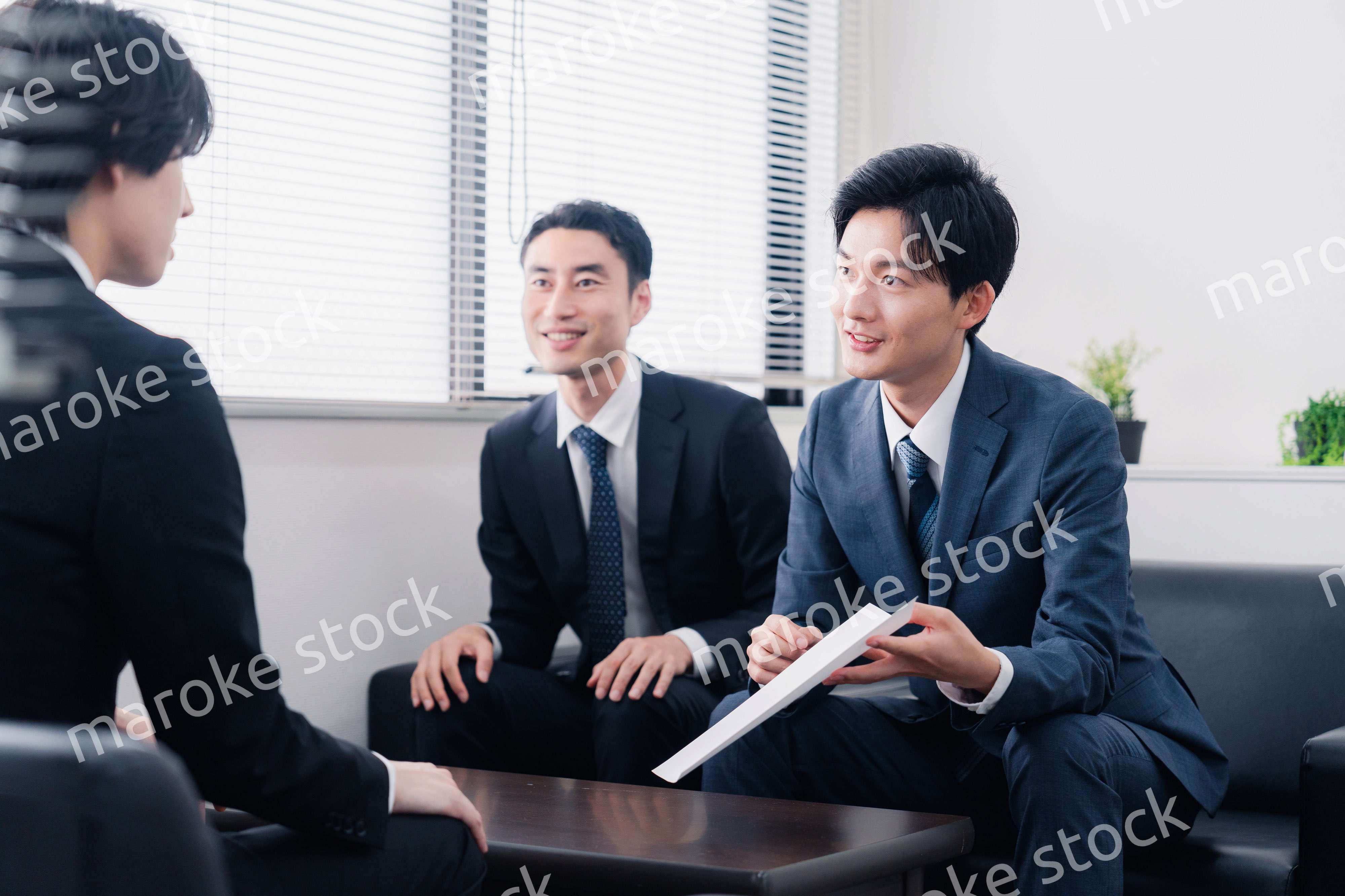 雰囲気良く商談をするビジネスマン