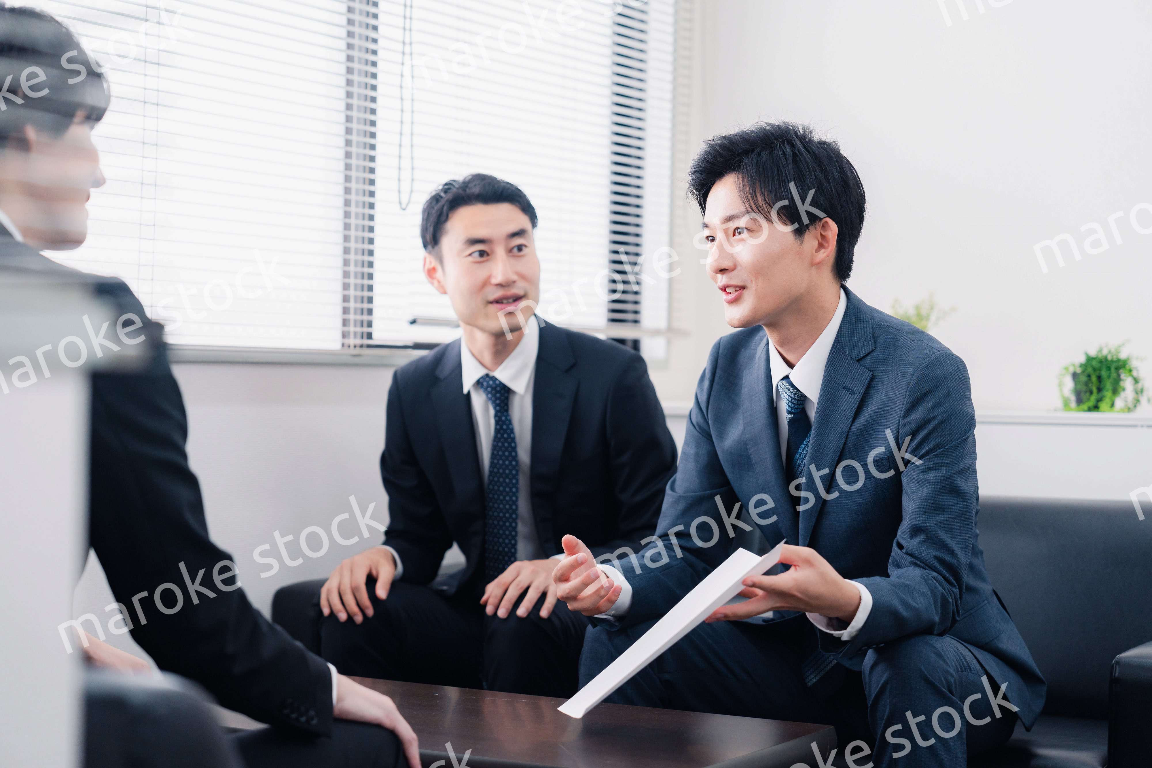 雰囲気良く商談をするビジネスマン