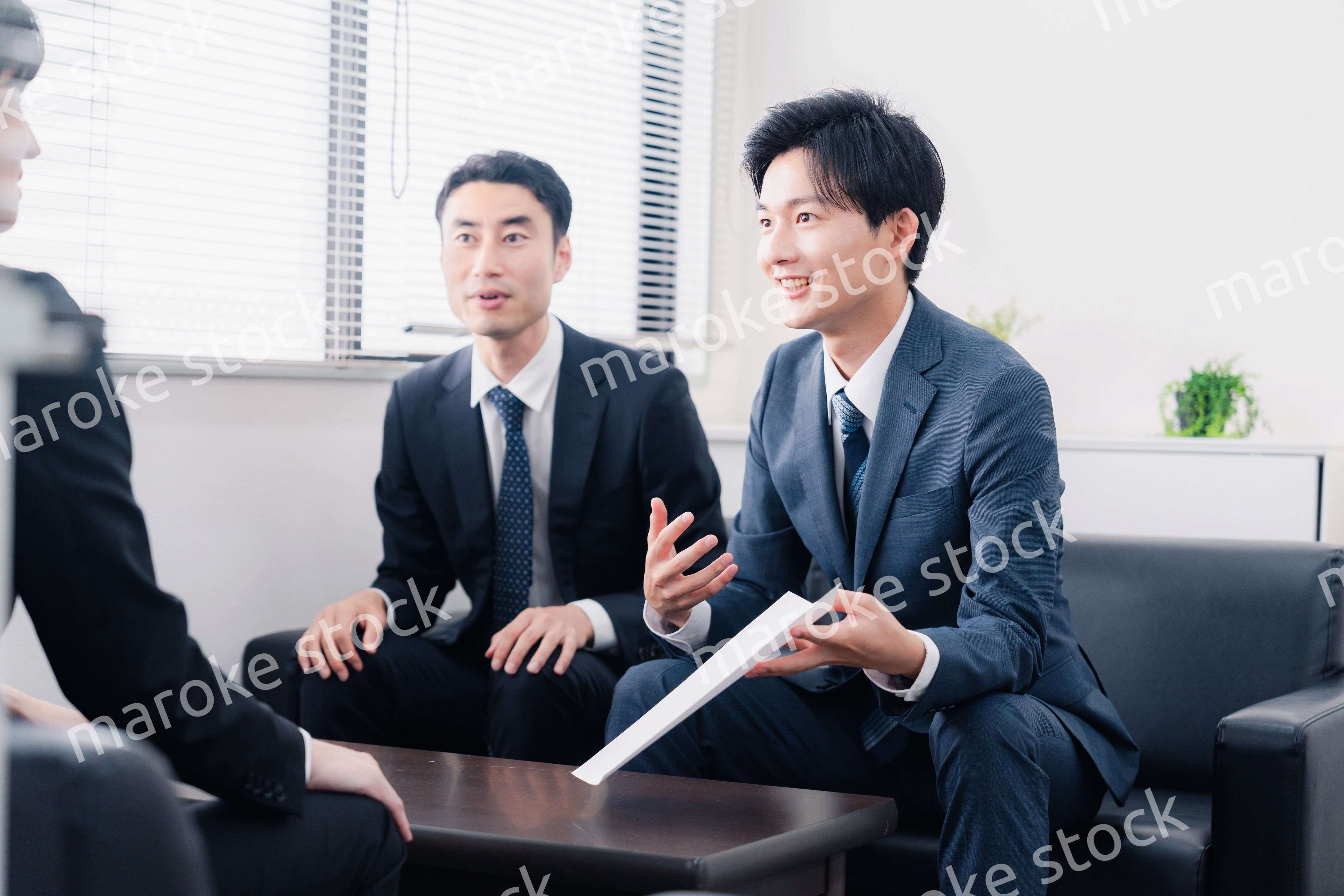 雰囲気良く商談をするビジネスマン