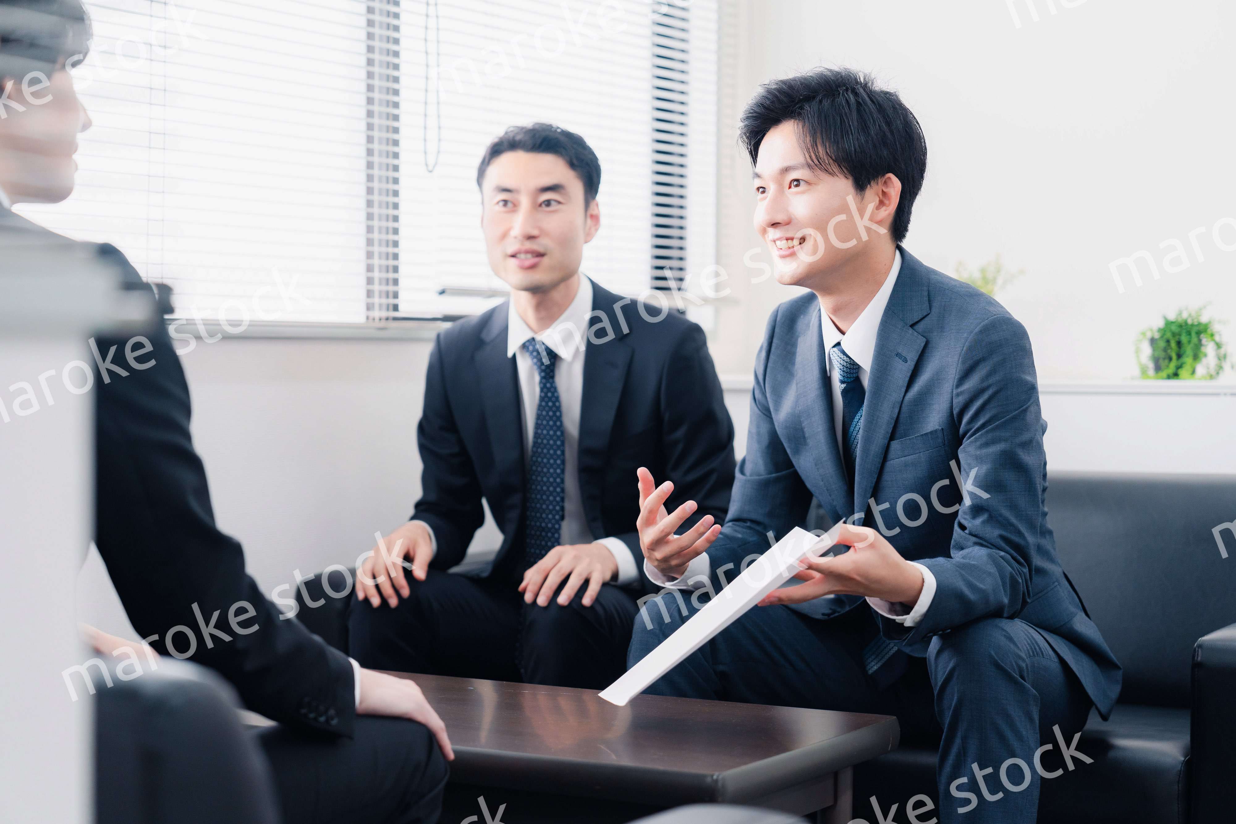 雰囲気良く商談をするビジネスマン