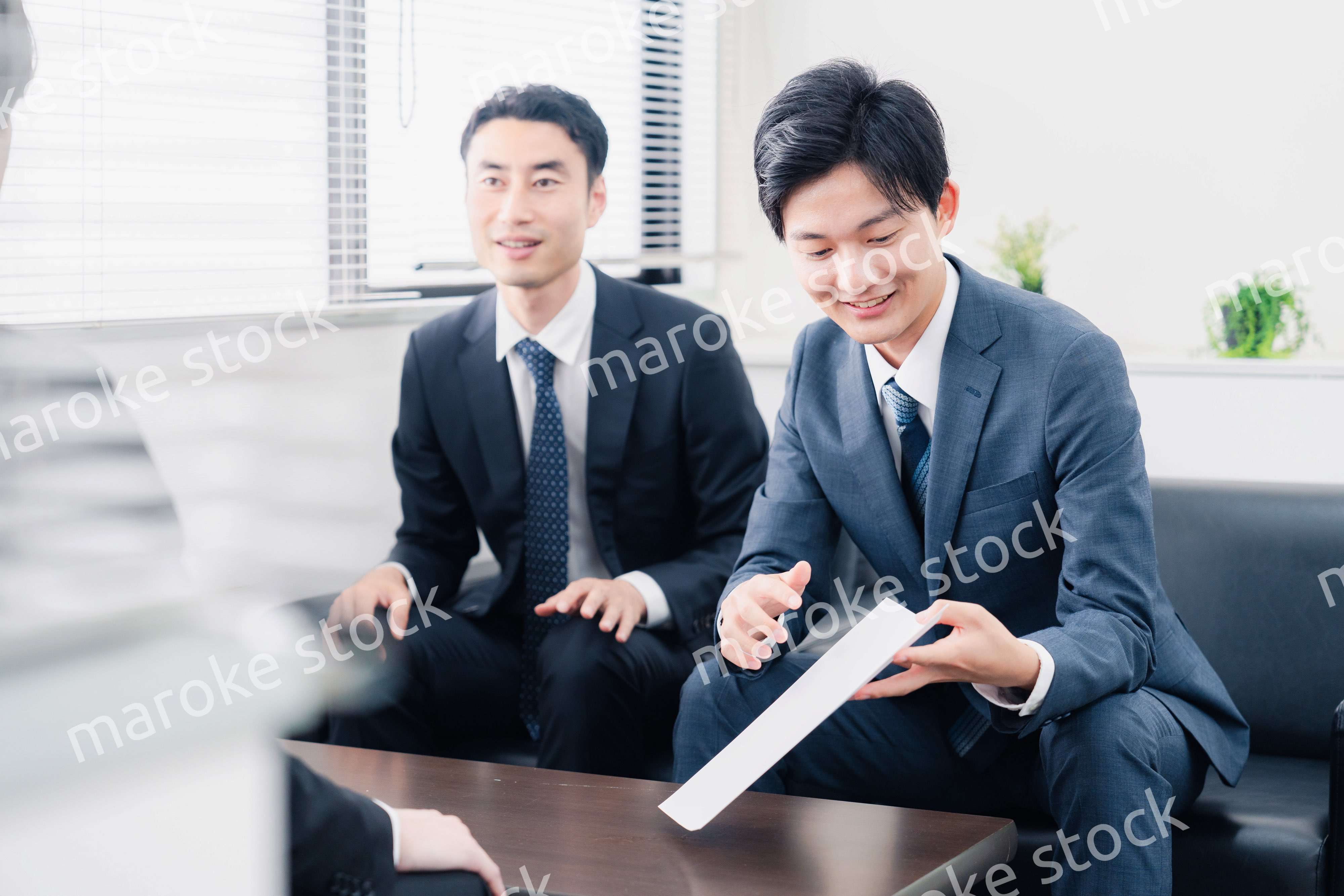 雰囲気良く商談をするビジネスマン