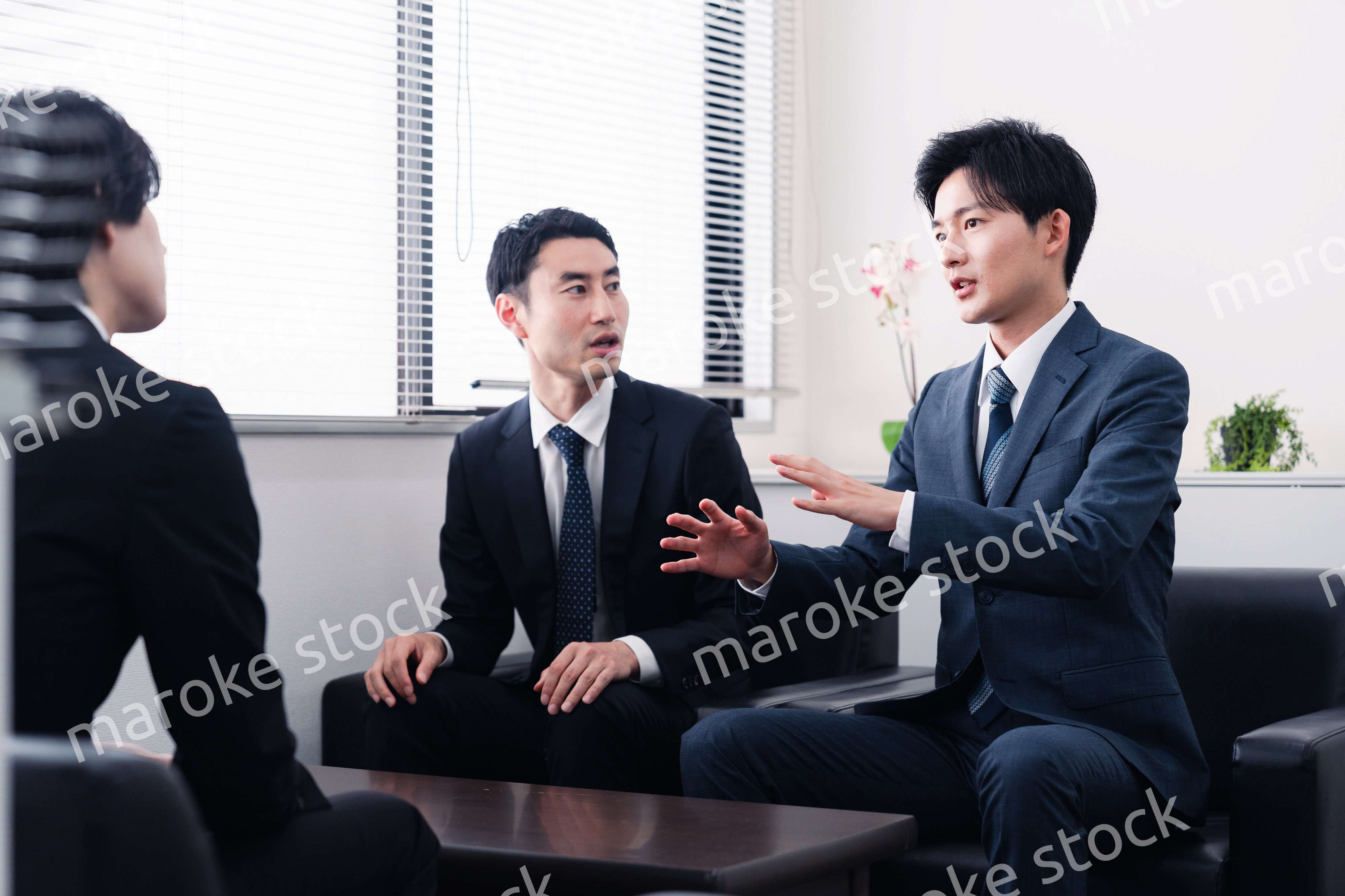 商談をする営業マン