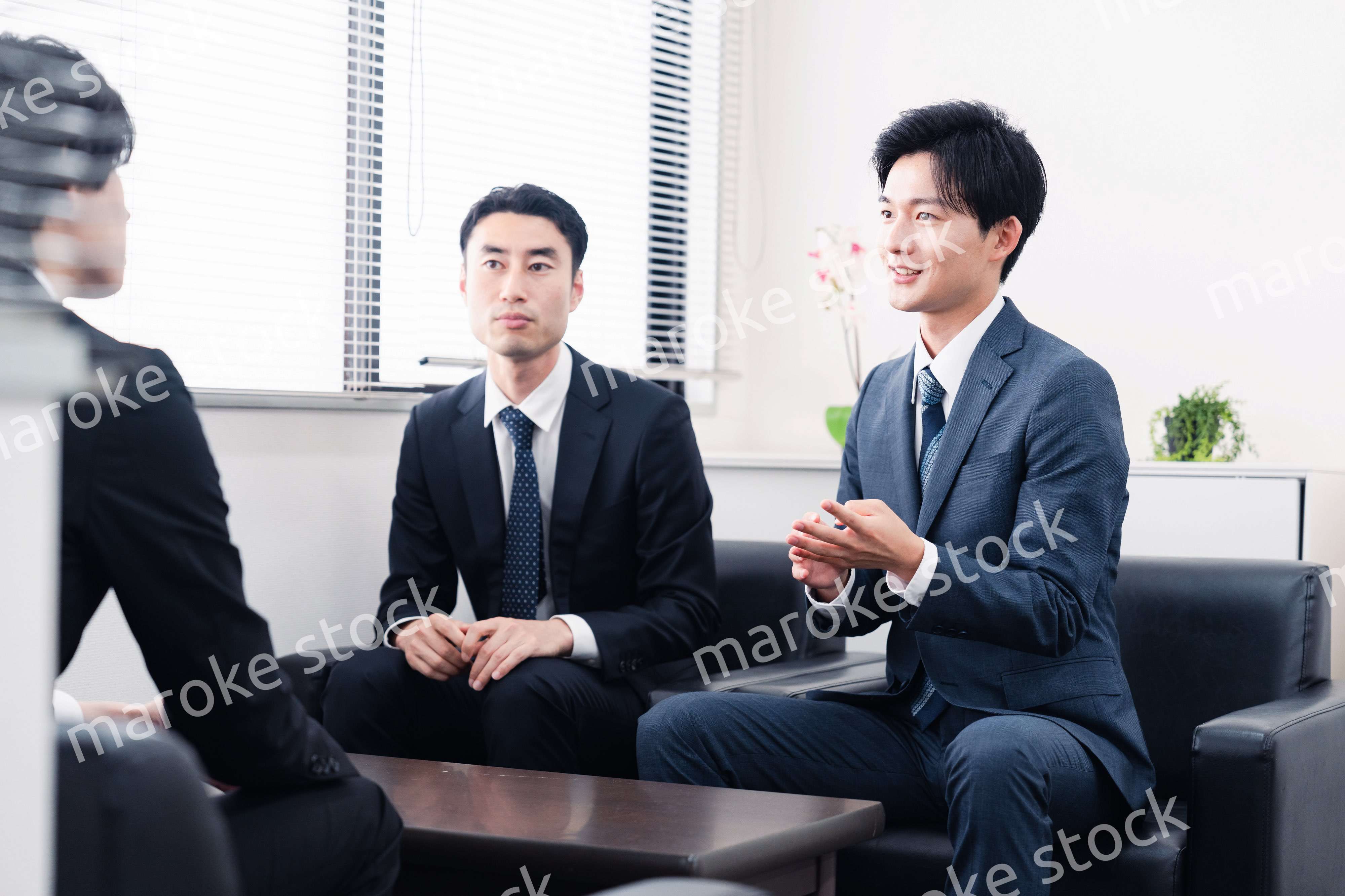 商談をする営業マン