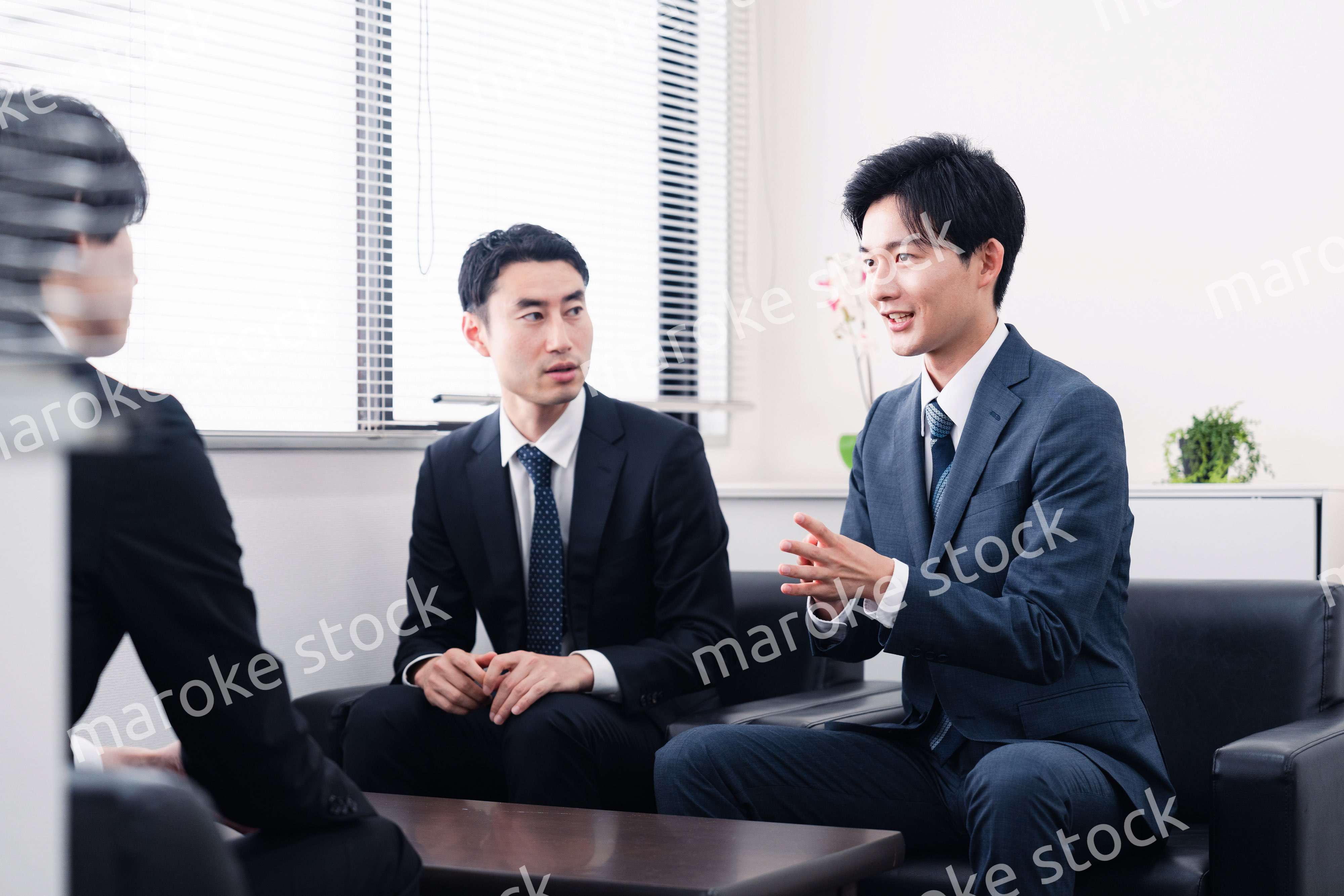 商談をする営業マン