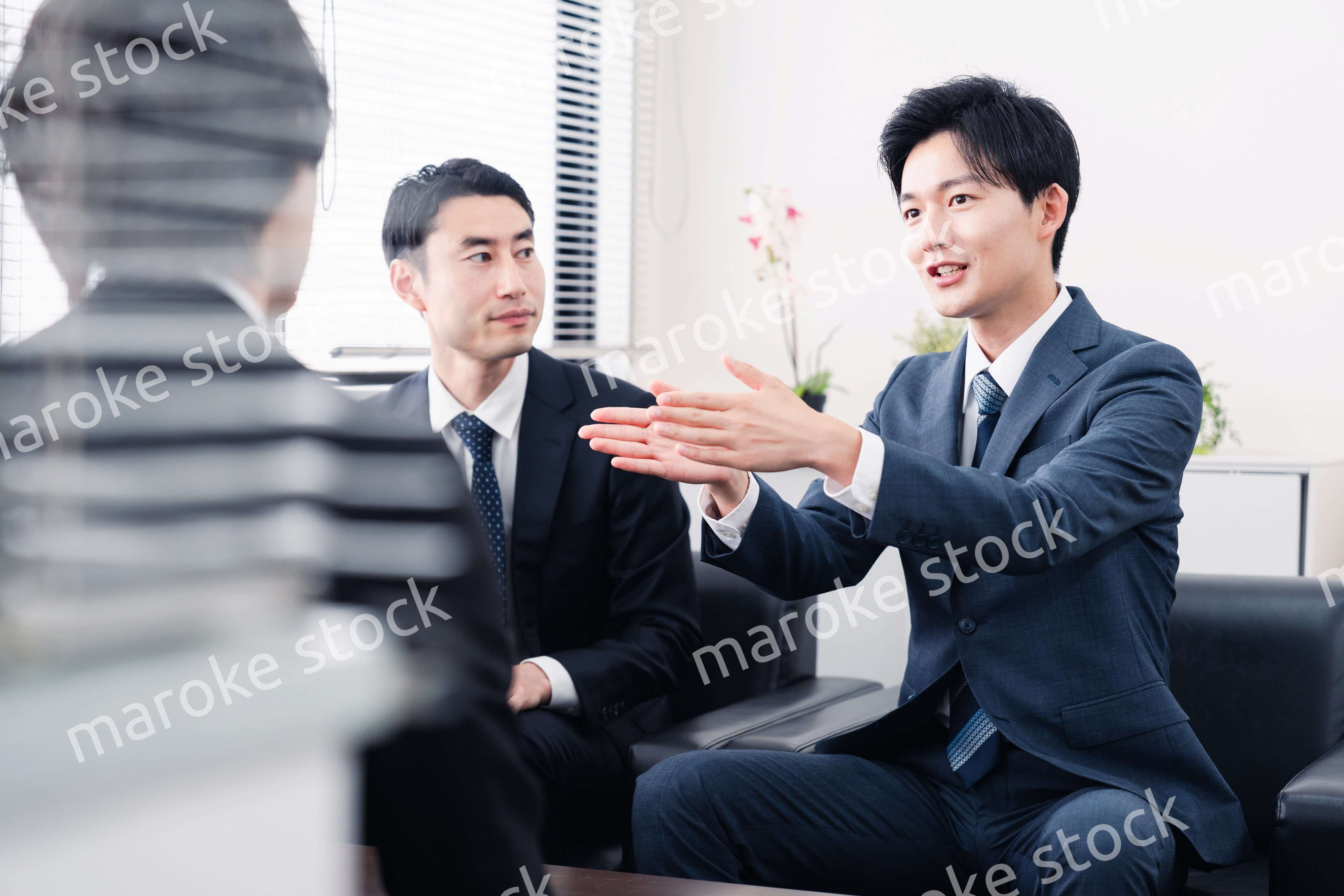 商談をする営業マン