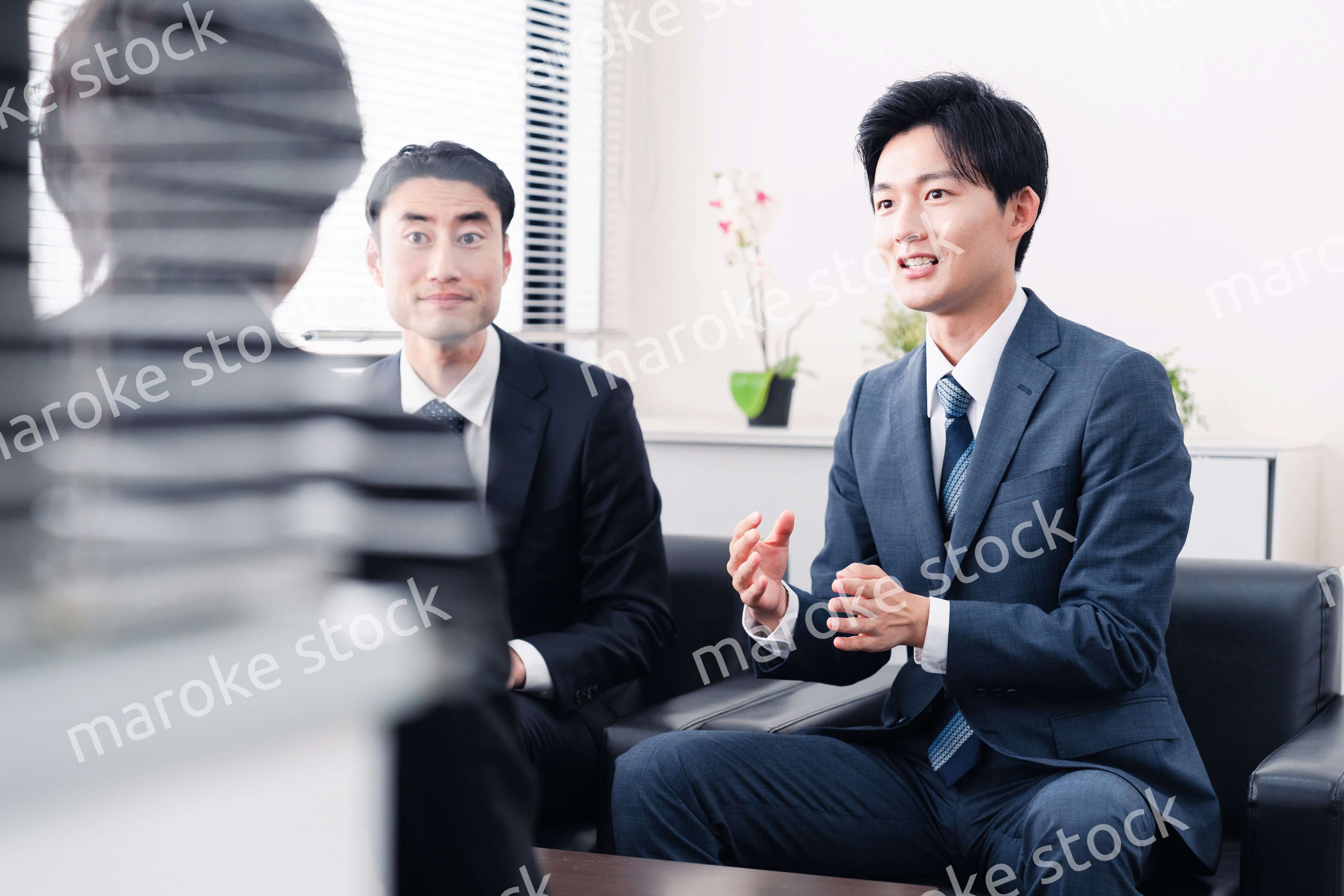 商談をする営業マン