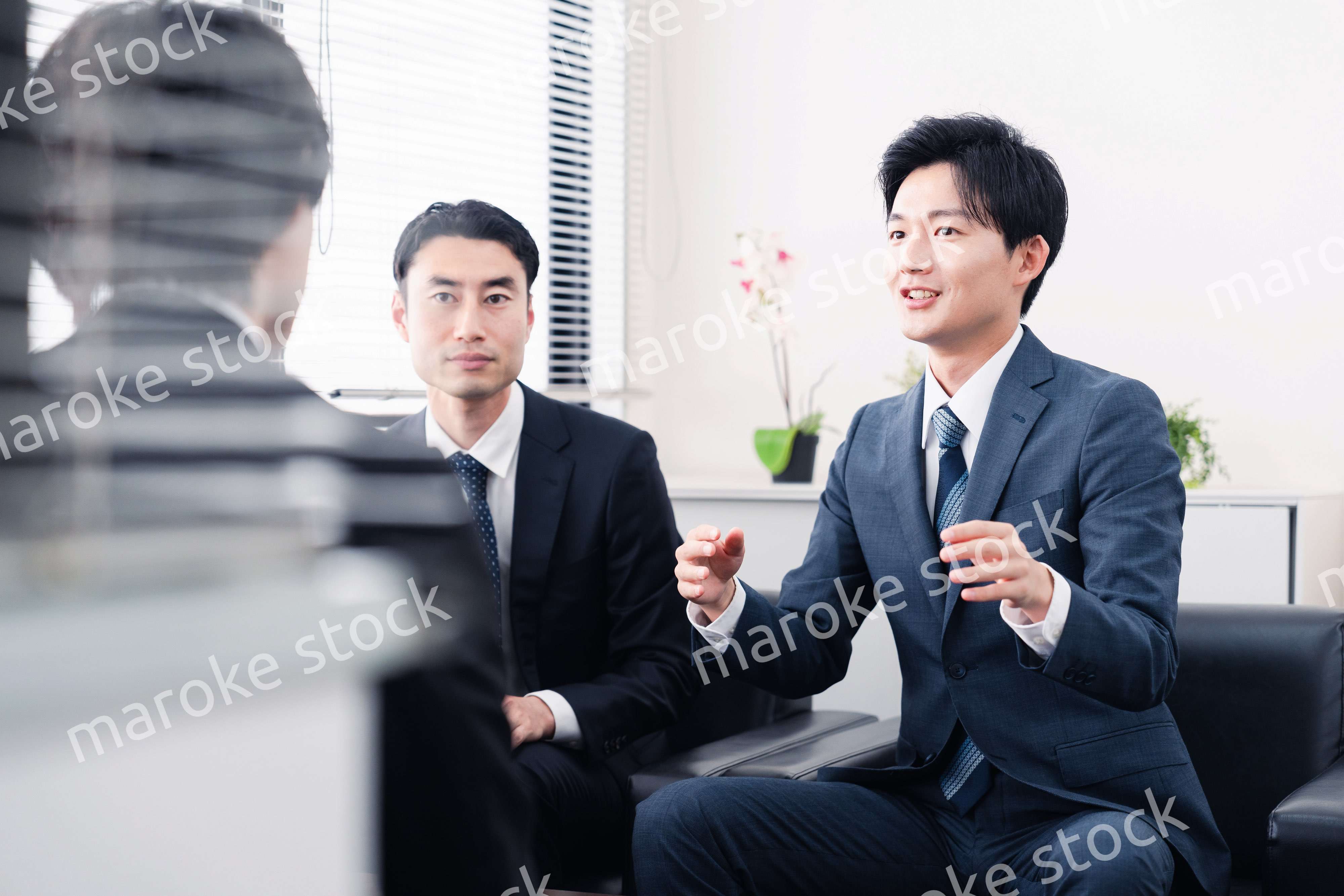 商談をする営業マン