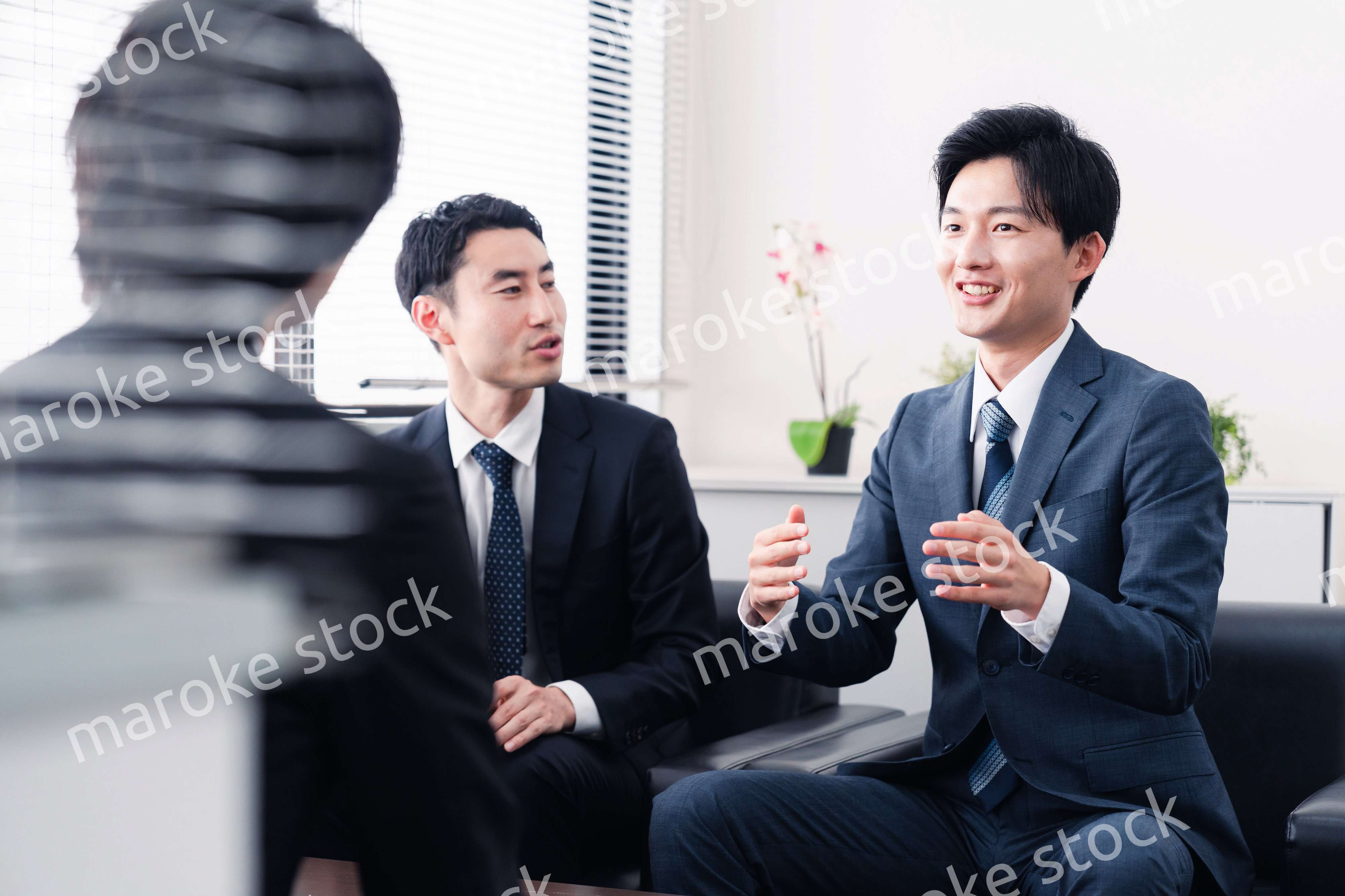 商談をする営業マン