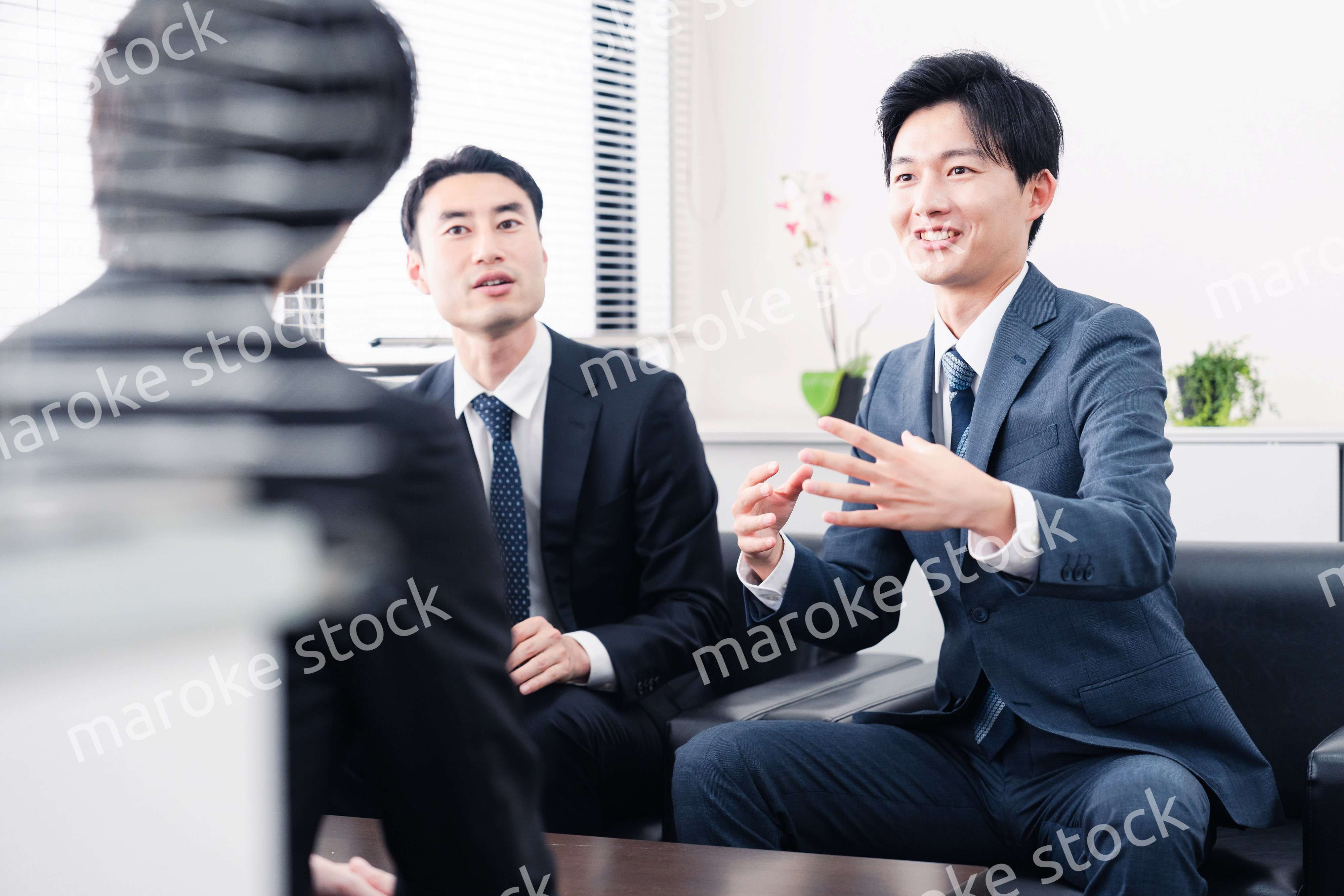 商談をする営業マン