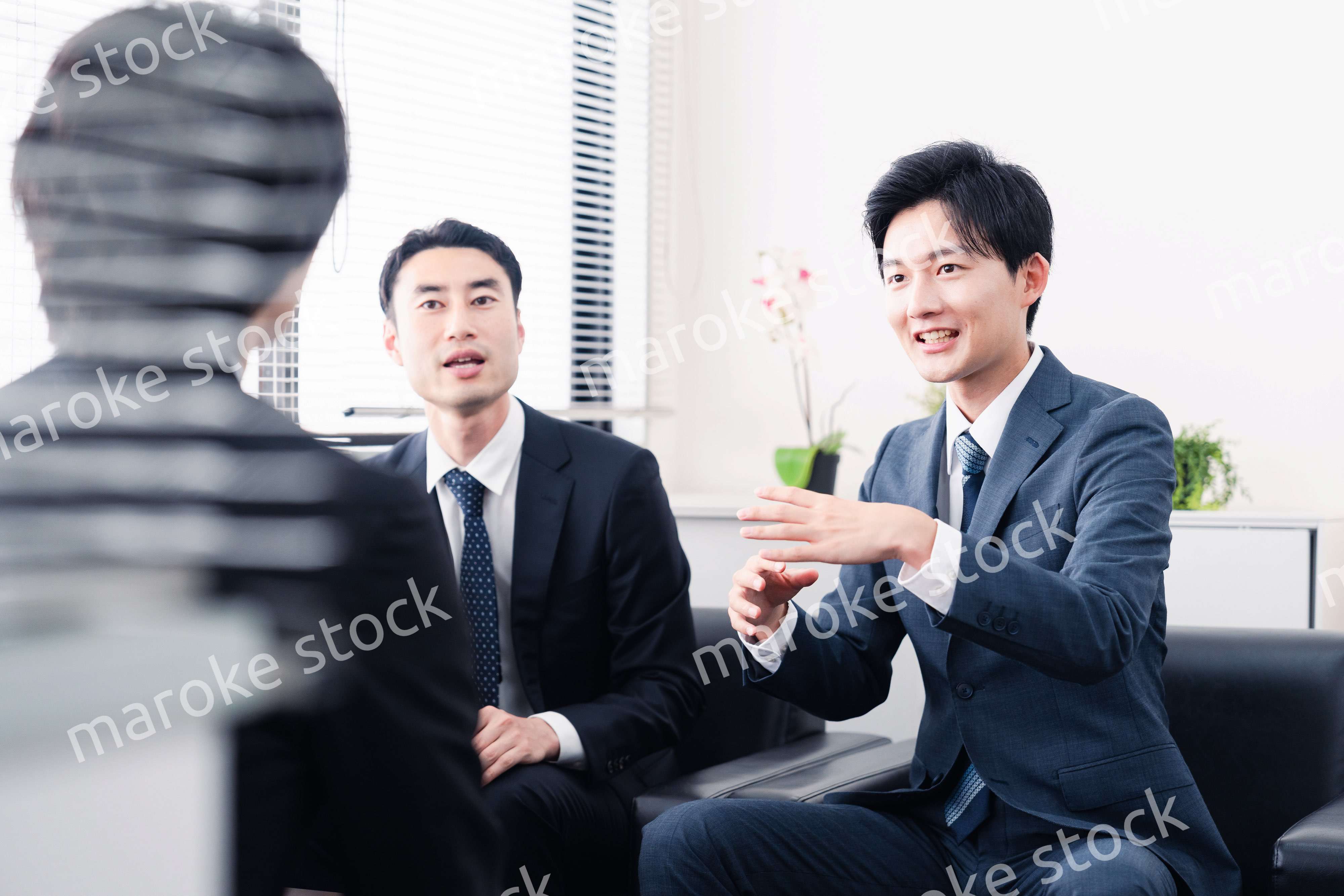 商談をする営業マン